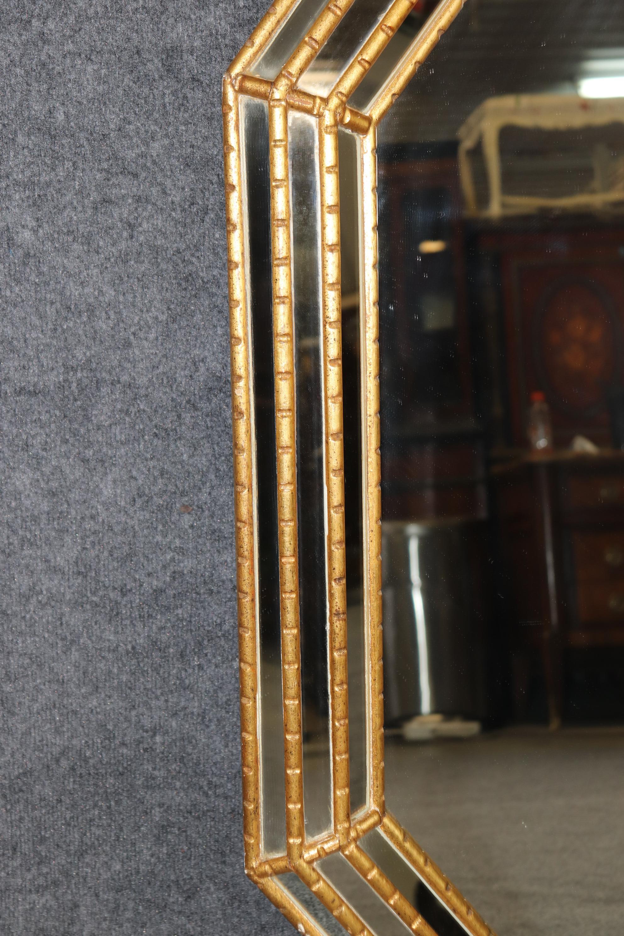 XX secolo Specchio da parete vintage in stile Regency con intagli dorati di Labarge in vendita