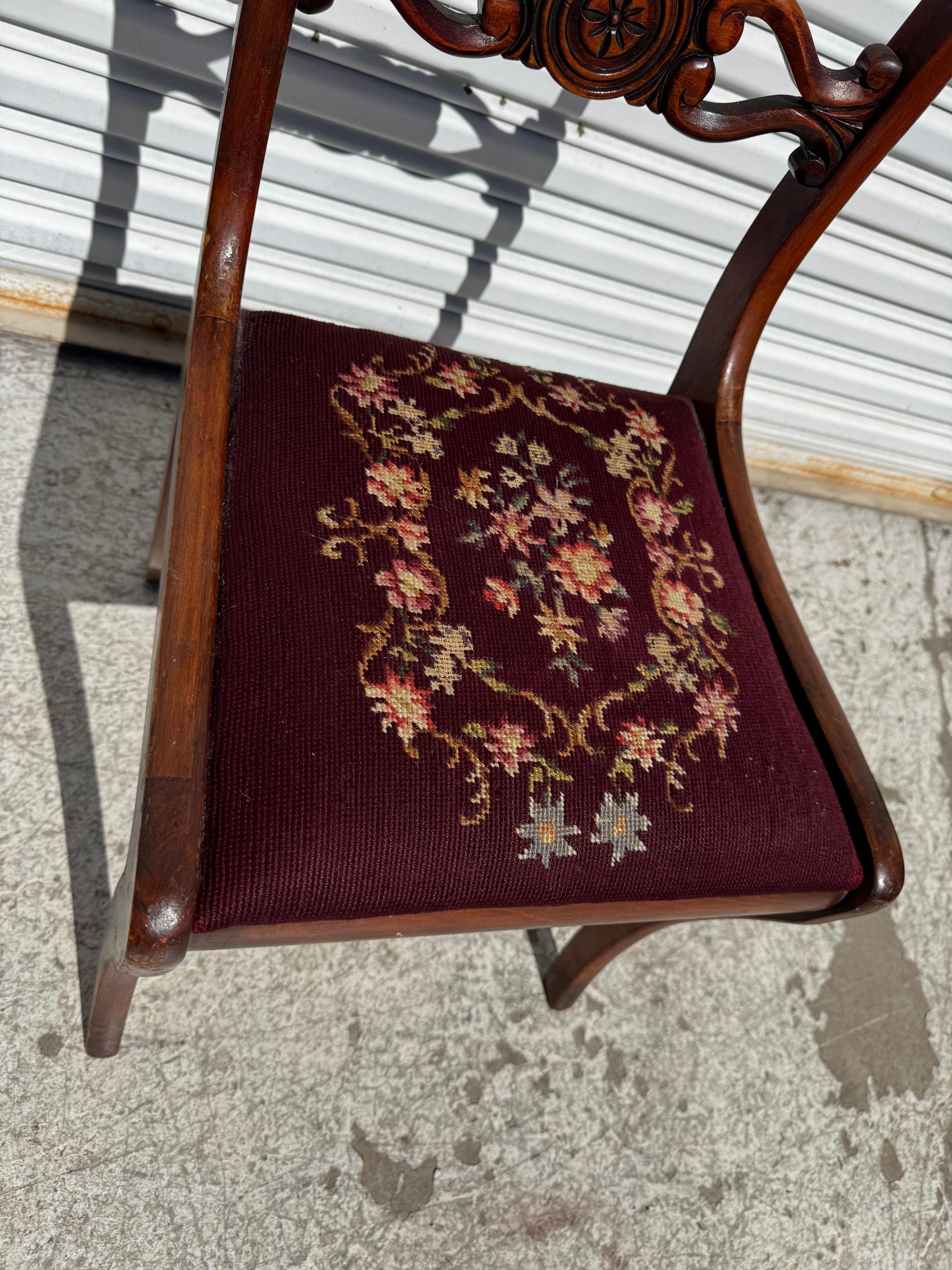 Américain VIntage Chaise d'appoint en acajou de style Regency avec tissu en point d'aiguille en vente
