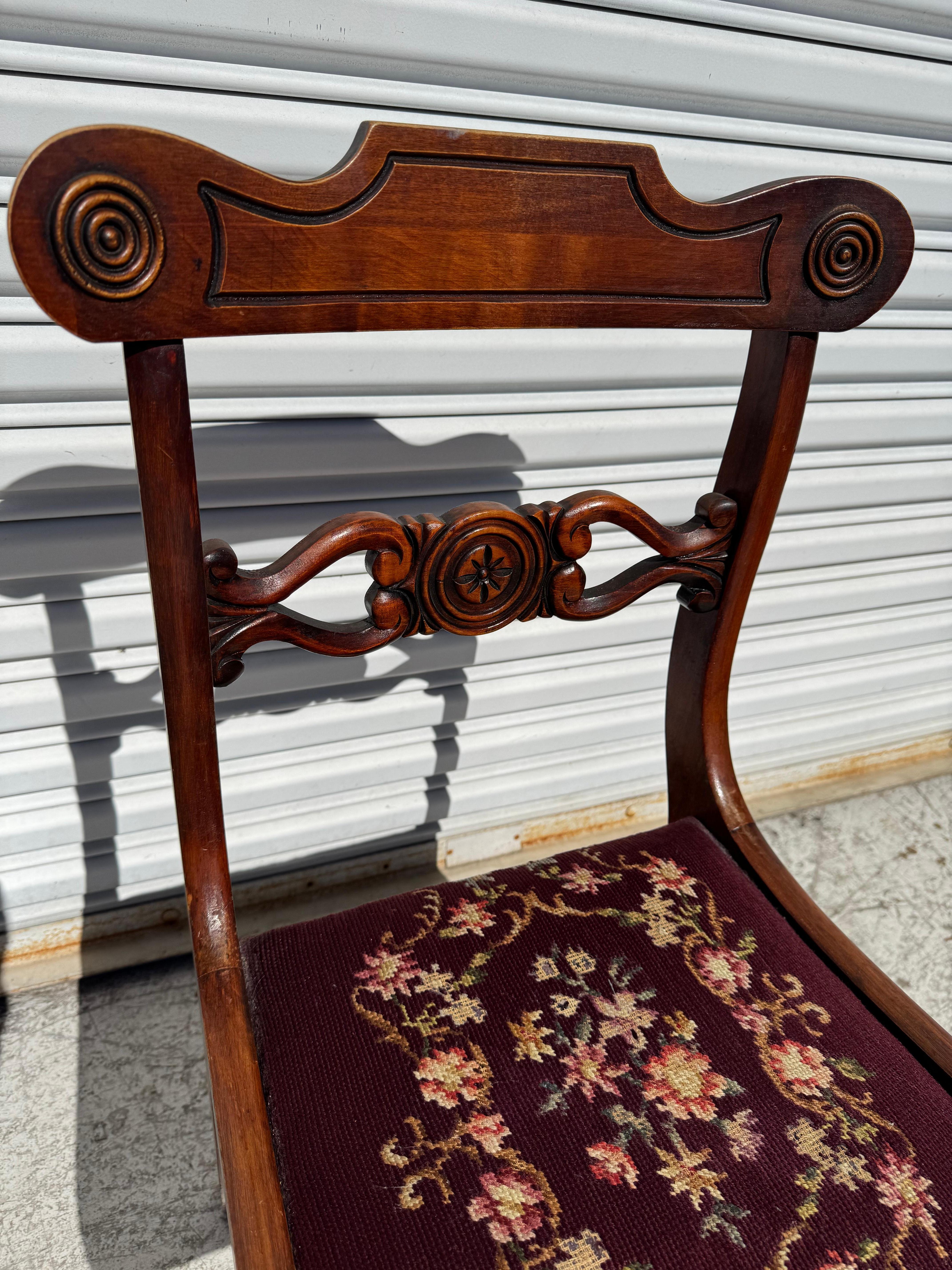 Tapisserie à l'aiguille VIntage Chaise d'appoint en acajou de style Regency avec tissu en point d'aiguille en vente