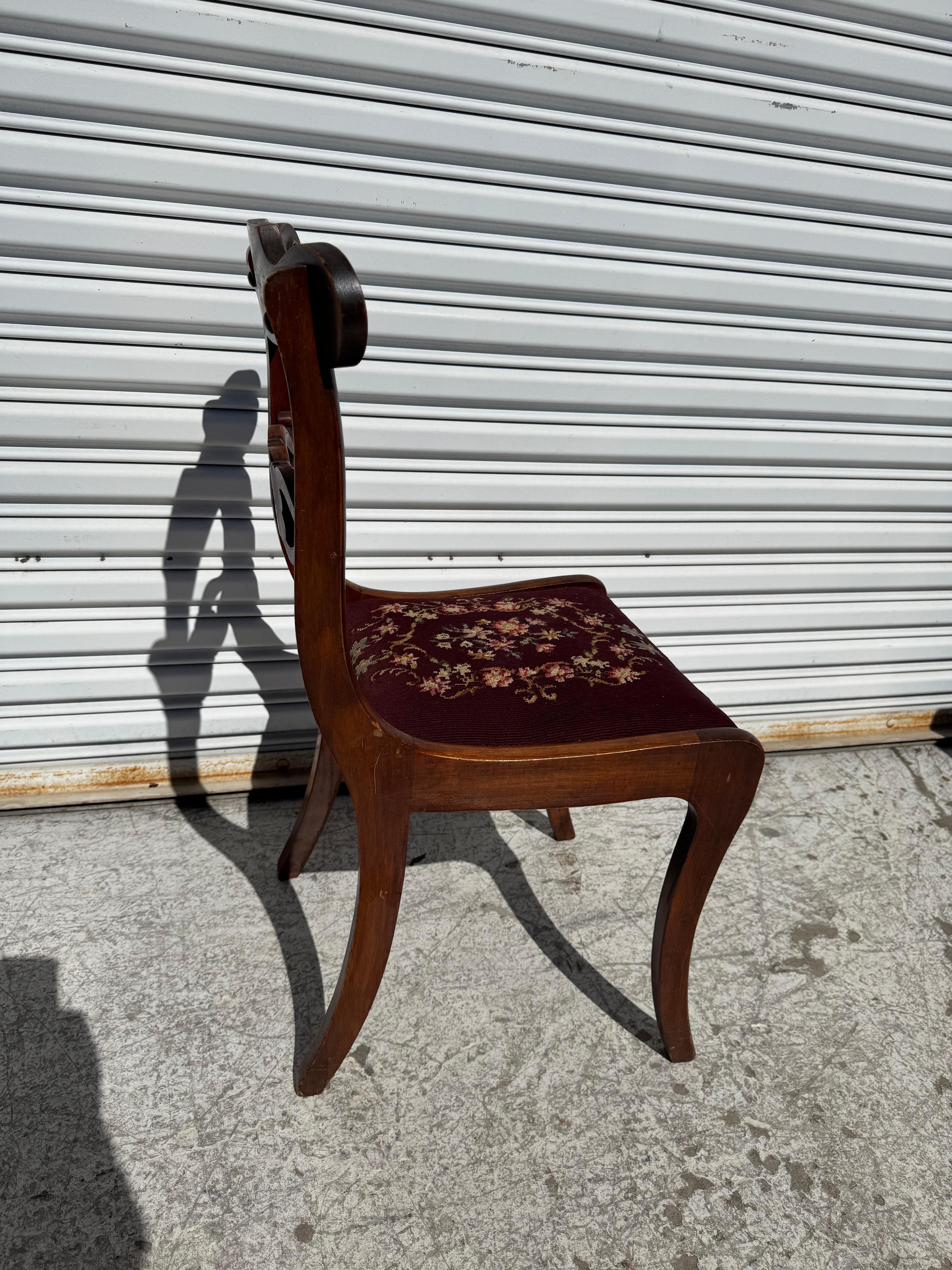 VIntage Chaise d'appoint en acajou de style Regency avec tissu en point d'aiguille Bon état - En vente à Pasadena, TX