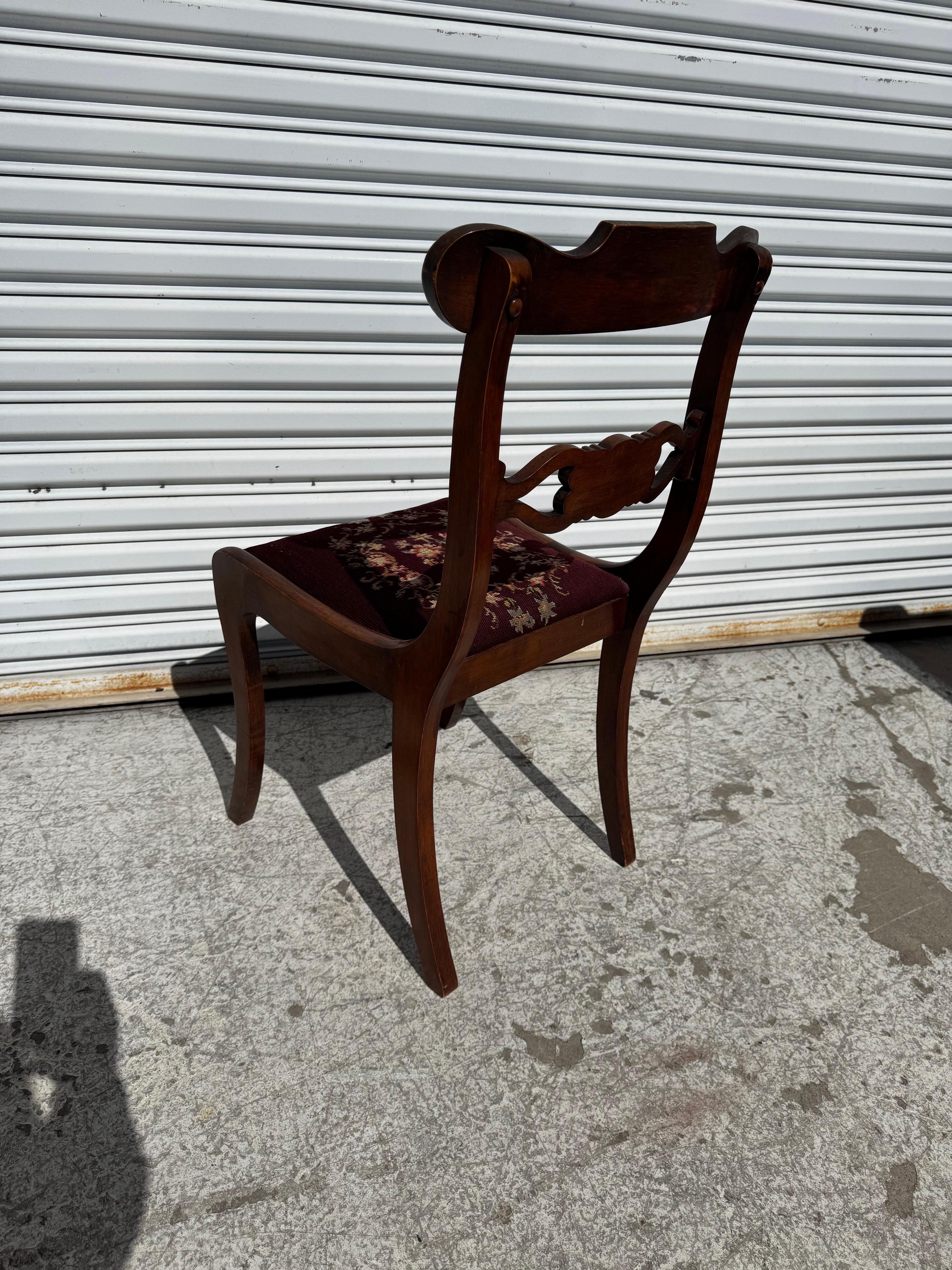 Milieu du XXe siècle VIntage Chaise d'appoint en acajou de style Regency avec tissu en point d'aiguille en vente