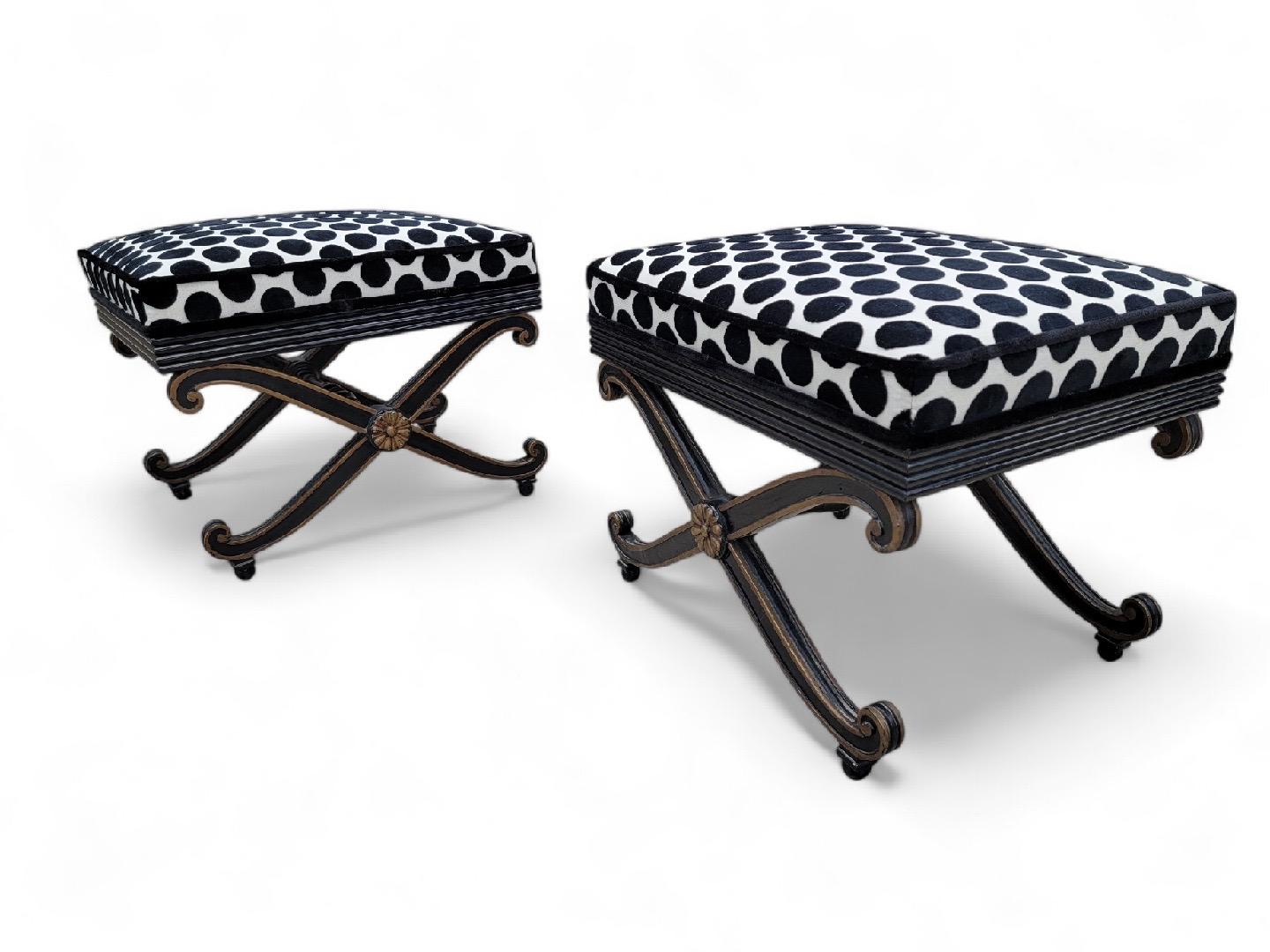 Pouf vintage français de style Régence avec base à volutes et nouvellement tapissé de tissu à pois en velours noir et blanc - Paire 
Cette paire exquise d'ottomans vintage de style Régence française présente des bases élégamment enroulées,