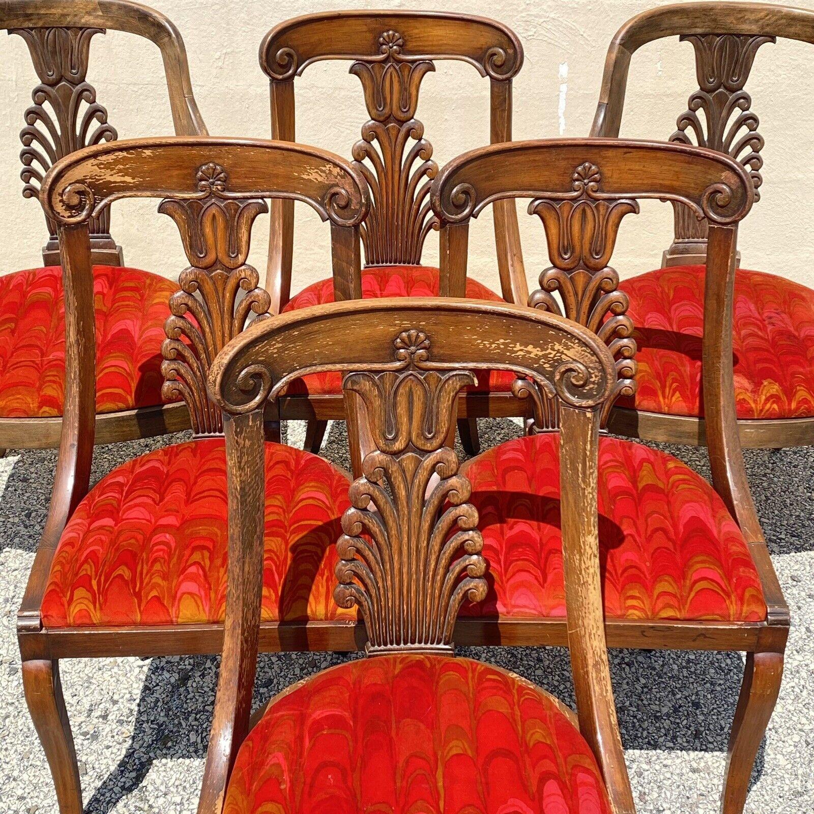 Vintage Regency / Neoklassischen Stil Plume geschnitzt Nussbaum Säbelbein Esszimmerstühle - Set von 6. Armstühle haben leicht unterschiedliche Rahmen und Schnitzereien als die Seite Stühle und eine andere Oberfläche (siehe alle Fotos für Beispiele).
