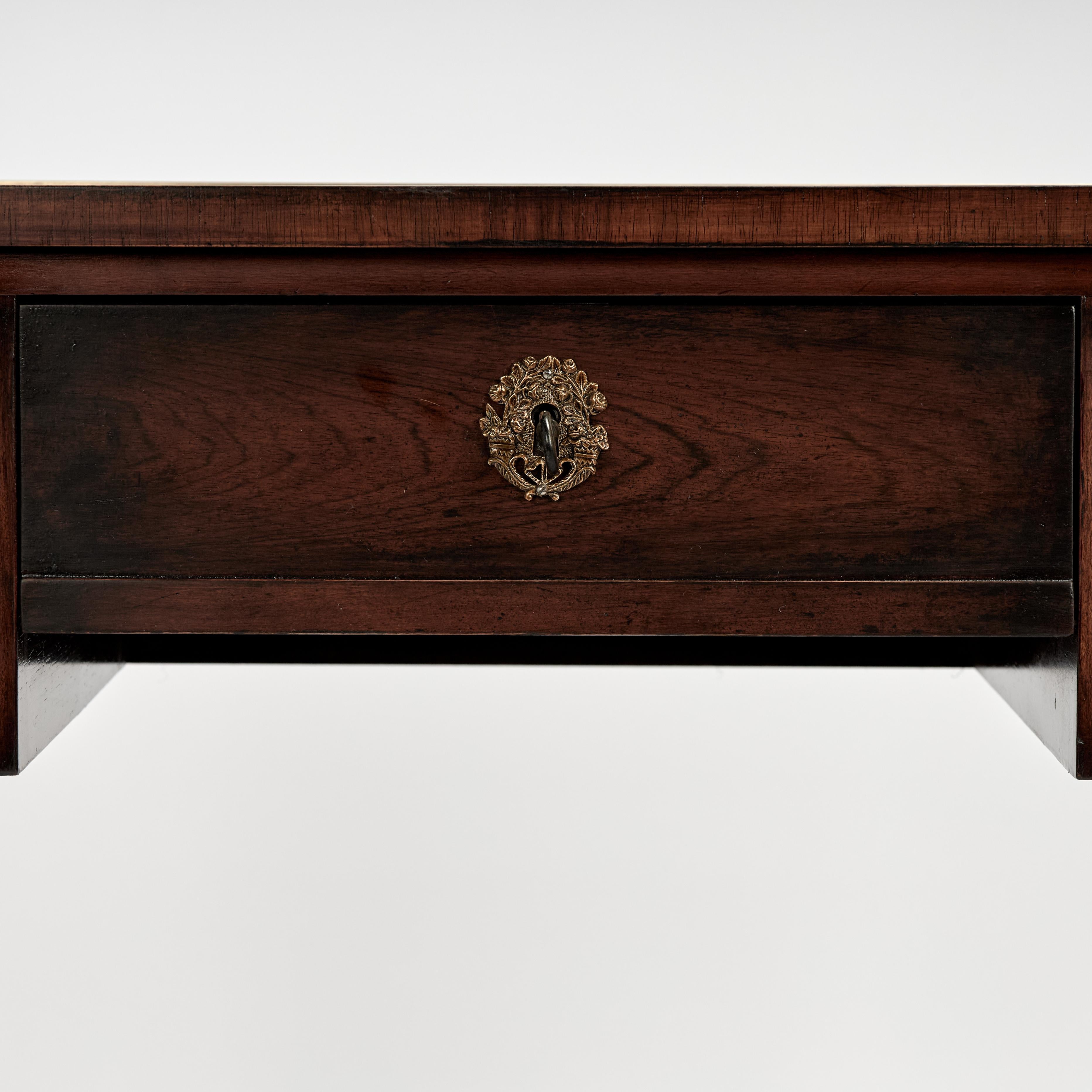 Américain Bureau vintage en bois de rose de style Régence par Baker en vente
