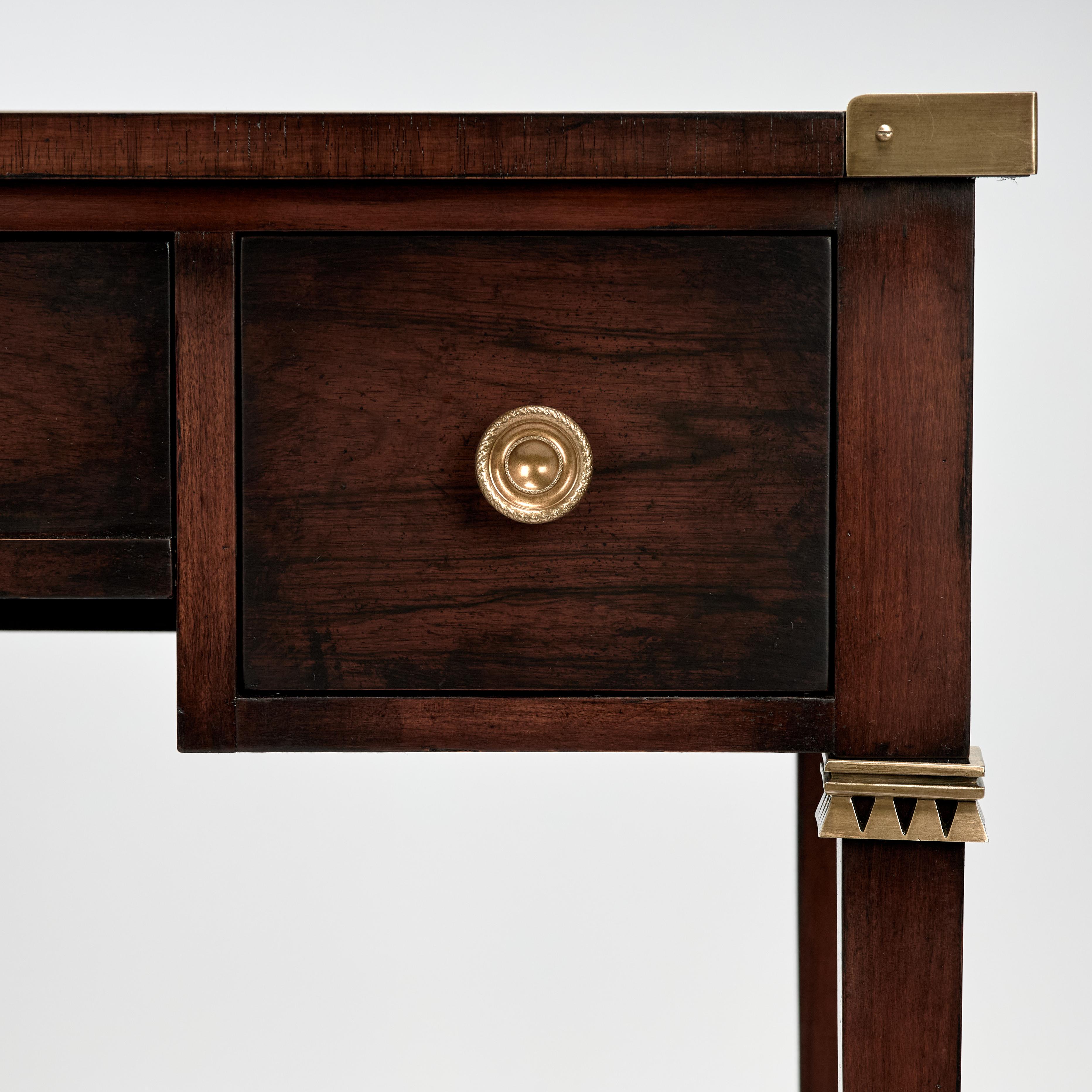 Fait main Bureau vintage en bois de rose de style Régence par Baker en vente