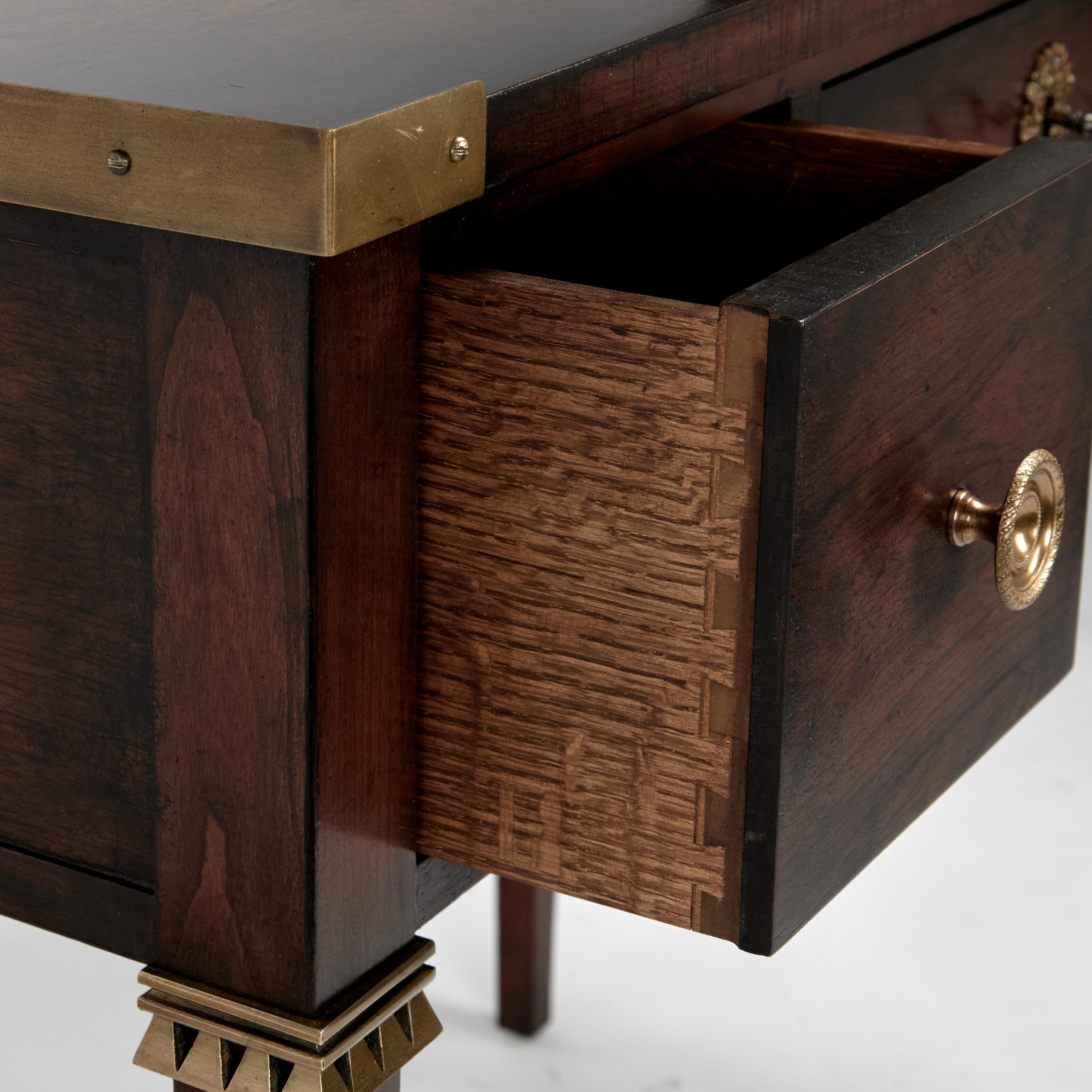 Bois de rose Bureau vintage en bois de rose de style Régence par Baker en vente