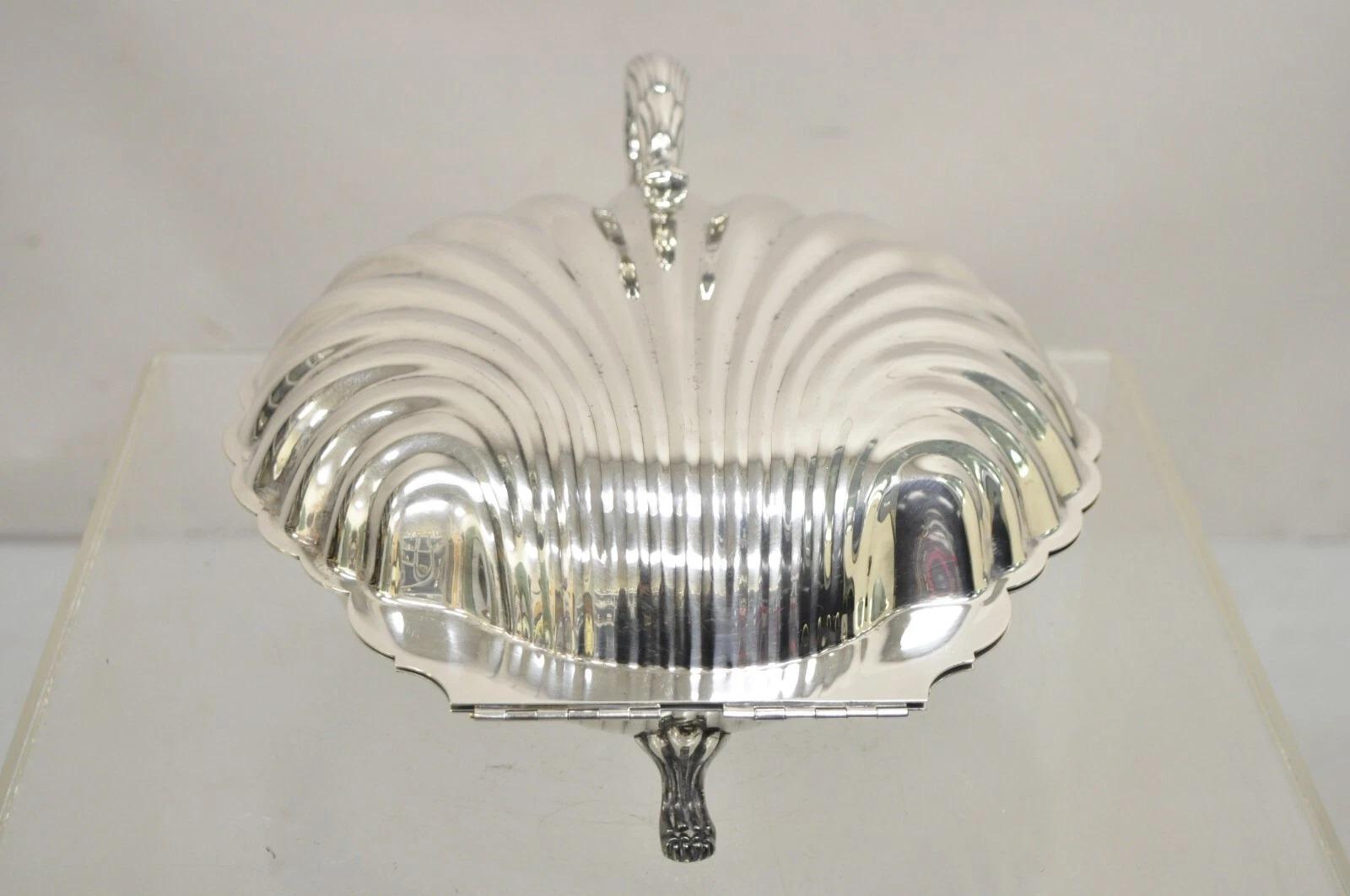 Plateau de service à charnière en métal argenté, style Vintage Regency, en forme de coquille de palourde. Circa Mid 20th Century. Dimensions : 6