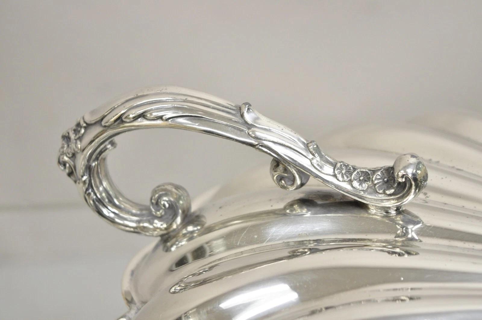 Inconnu Plat de service à charnières de style Régence vintage en métal argenté en forme de coquillage de palourde en vente