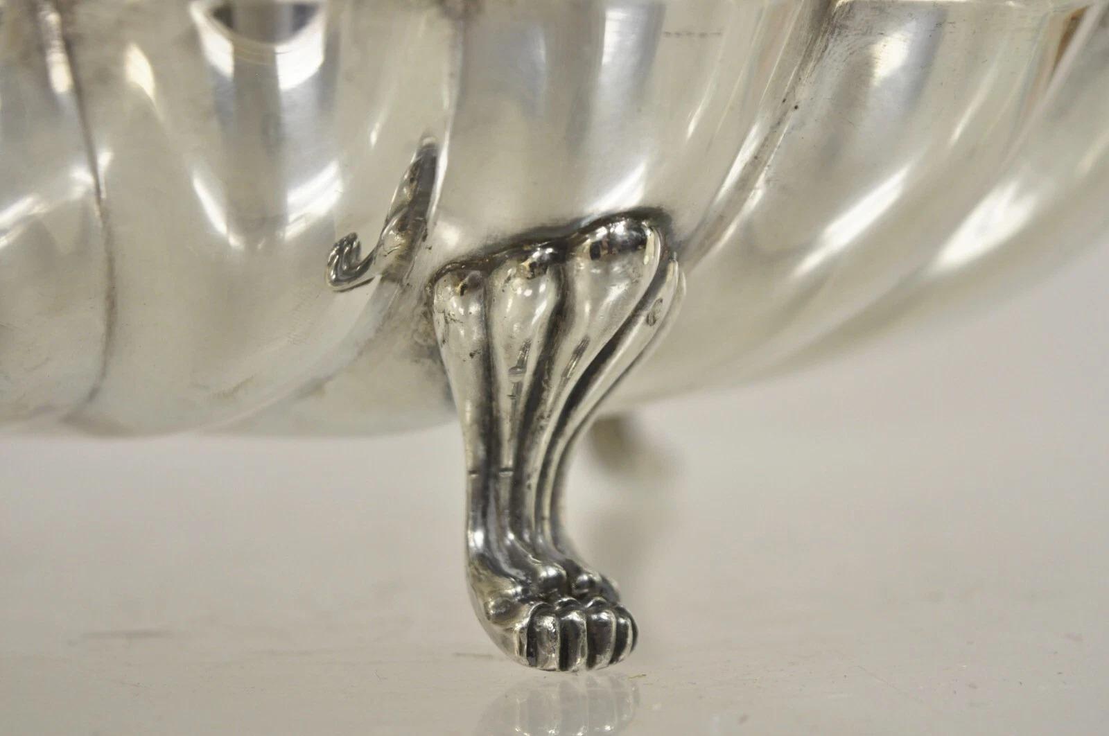Plaqué argent Plat de service à charnières de style Régence vintage en métal argenté en forme de coquillage de palourde en vente