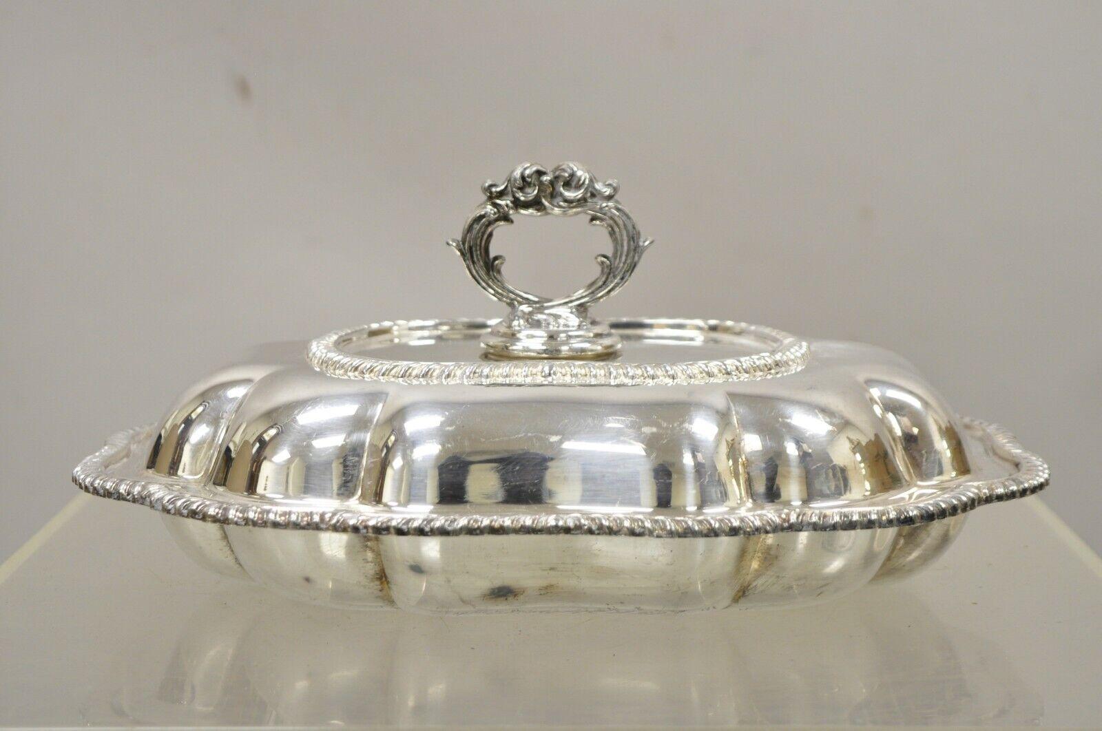 Vintage Regency Style Versilbert Gedeckte Gemüseplatte Servierplatte. Artikel mit verschnörkeltem Deckel, verschnörkeltem Henkel, sehr schöner Vintage-Artikel, hochwertige Handwerkskunst, toller Stil und Form. CIRCA Anfang bis Mitte des 20.