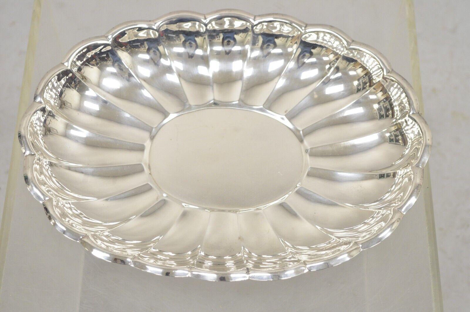 Vintage Regency Style Silver Plated Scalloped Oval Serving Platter Fruit Bowl In Good Condition For Sale In Philadelphia, PA