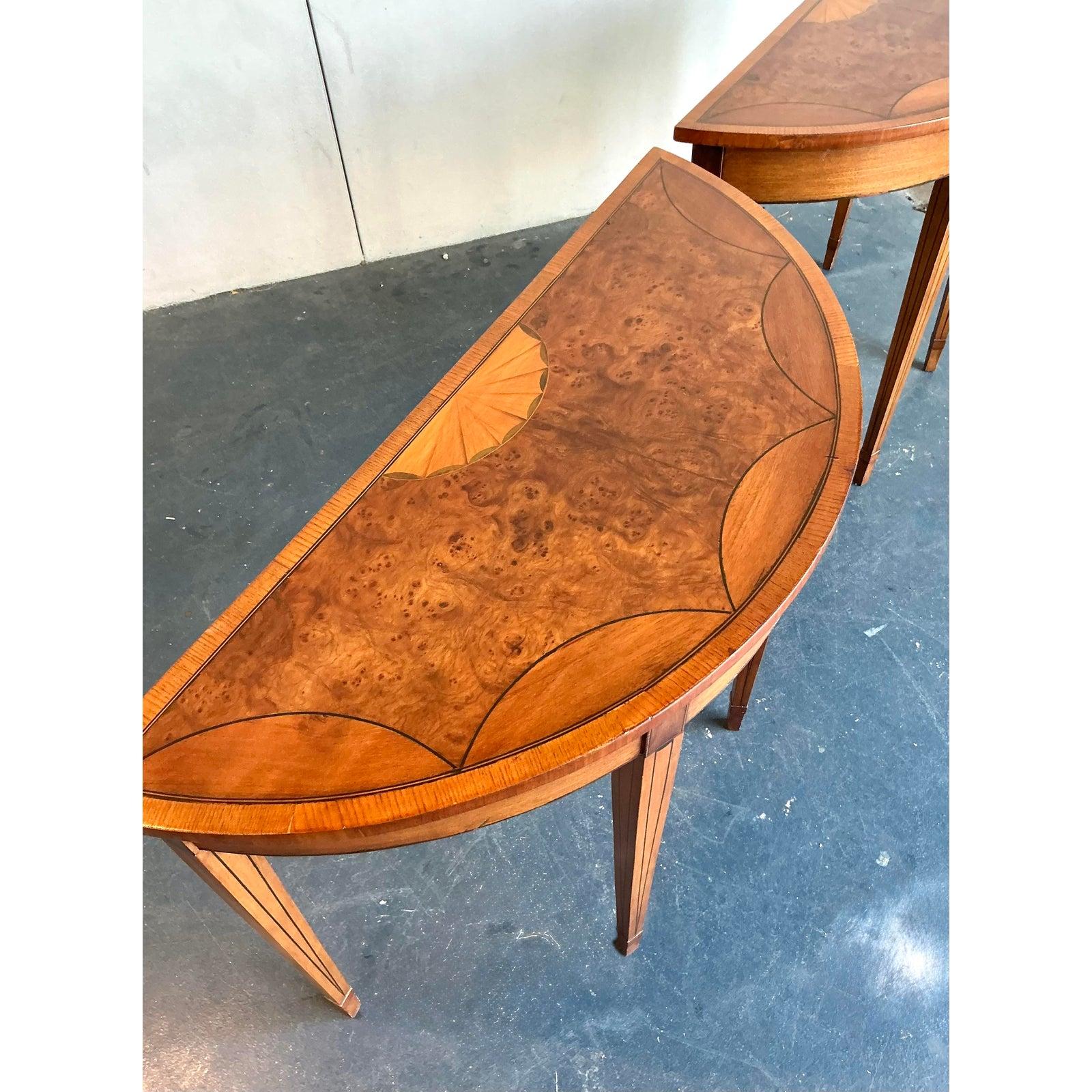 Fédéral Tables Demilune Vintage Regency en Bois Brut Sunburst - Une Paire en vente