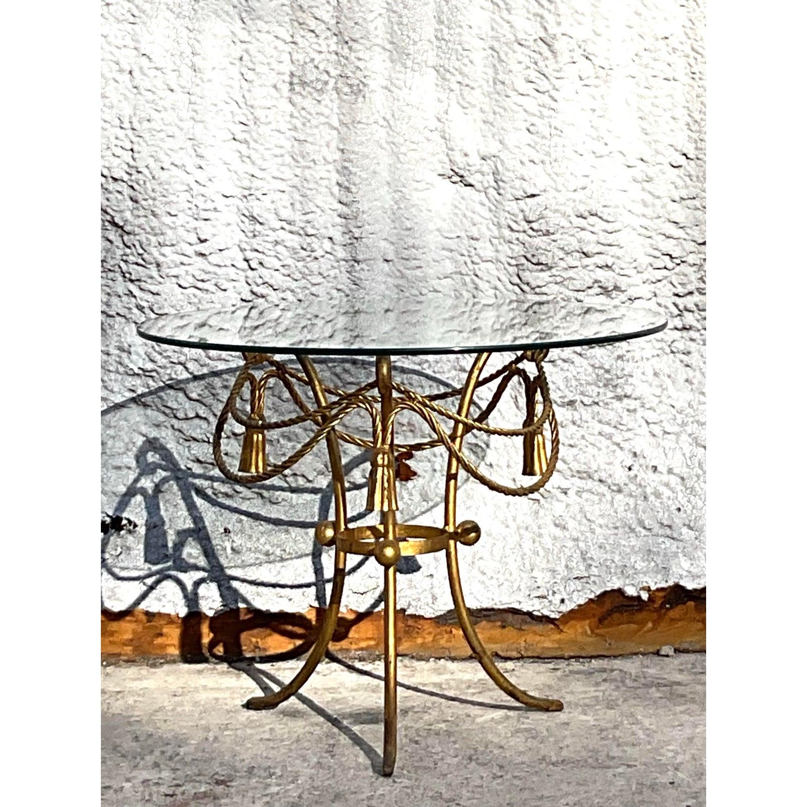 Ajoutez une touche d'opulence à votre intérieur avec cette table d'appoint Vintage Regency Swag and Tassel, une pièce luxueuse qui capture la grandeur du design classique. Vintage By avec un cadre en laiton brillant et orné de guirlandes torsadées