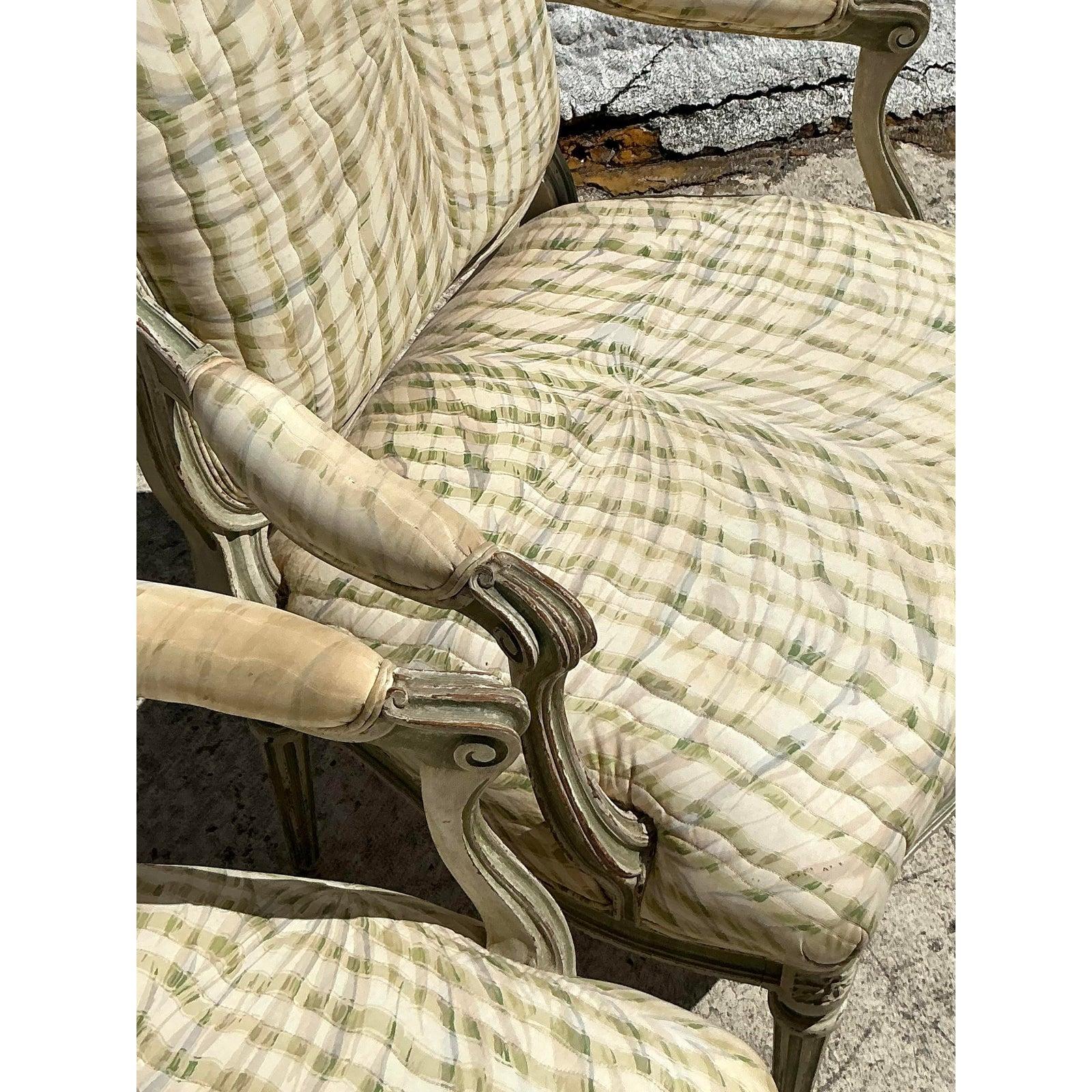 Añade un toque de elegancia atemporal a tu interior con este impresionante par de sillones fauteuil vintage de estilo Regencia. Con armazones graciosamente curvados y detalles tallados clásicos, estas sillas destilan sofisticación y encanto. La