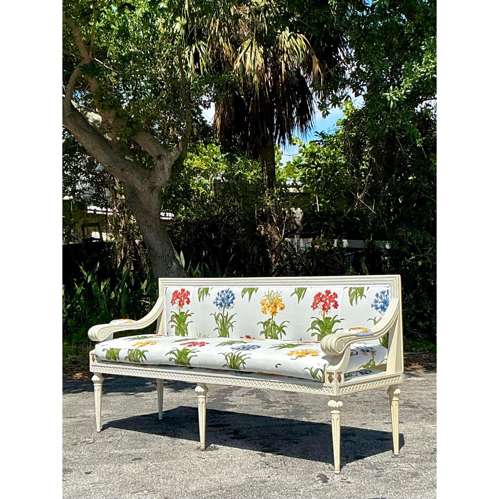 Crea una dichiarazione di design indimenticabile con questa squisita panca svedese vintage Regency, sontuosamente rivestita con l'iconico tessuto floreale 