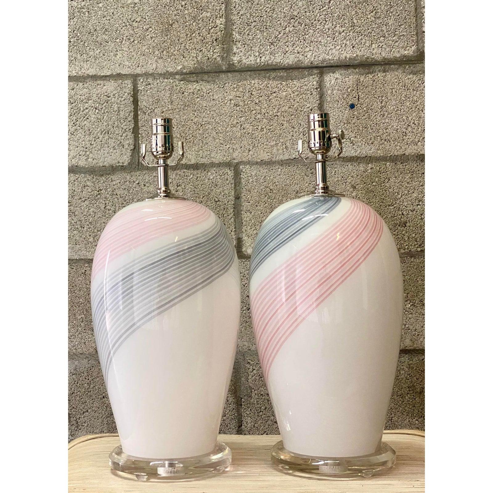 Fantastique paire de lampes vintage en verre de Murano. Un magnifique motif tourbillonnant en rose et gris. Repose sur un socle en lucite. Entièrement restauré avec tout le nouveau matériel et le câblage par Heath Lighting de Palm Beach. Acquis