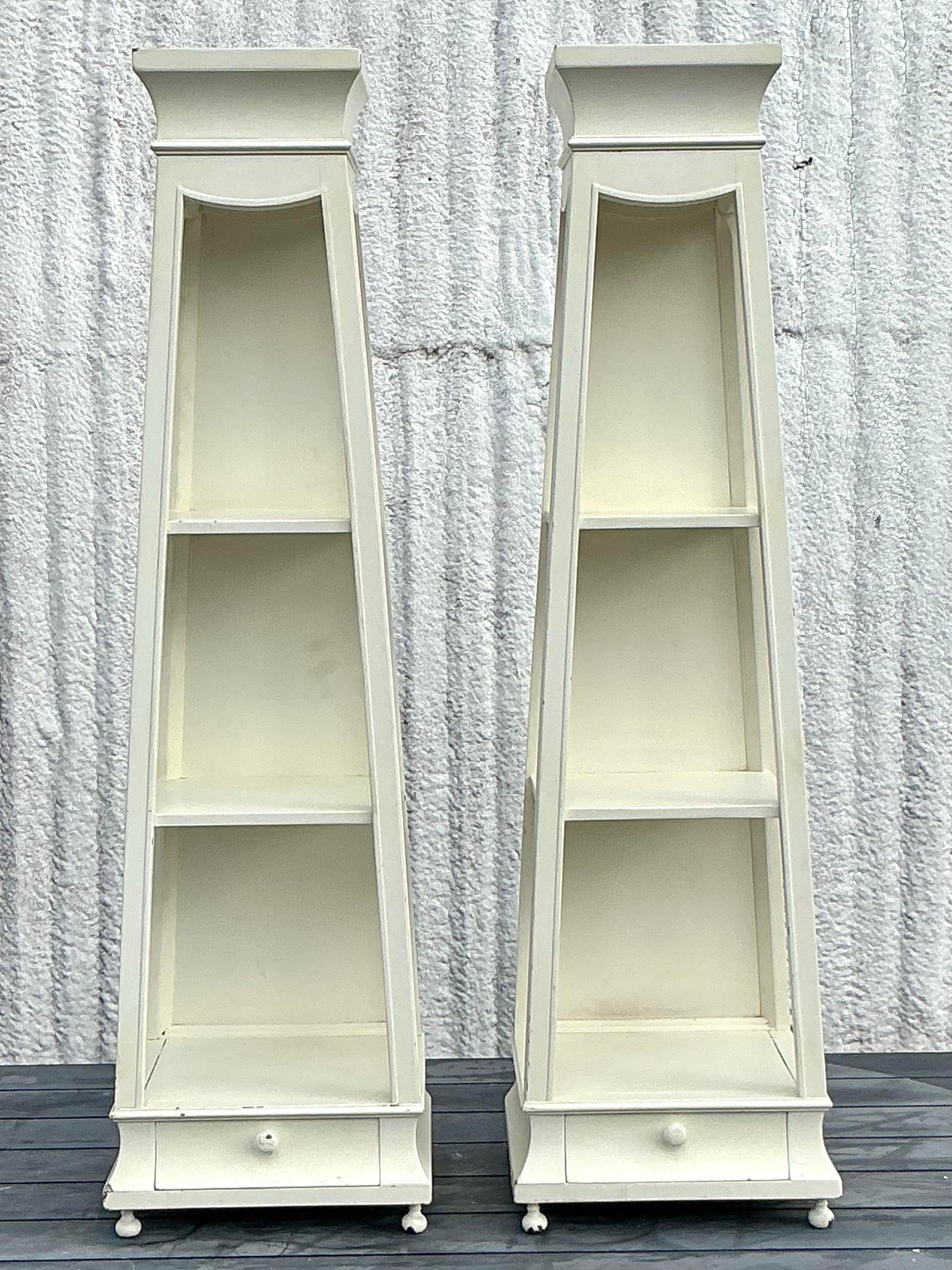Aggiungi un tocco di raffinata eleganza al tuo arredamento con questa coppia di Eleg da tavolo Vintage Regency. Questi affascinanti pezzi sono caratterizzati da più livelli con dettagli classici Regency, perfetti per esporre oggetti da collezione,
