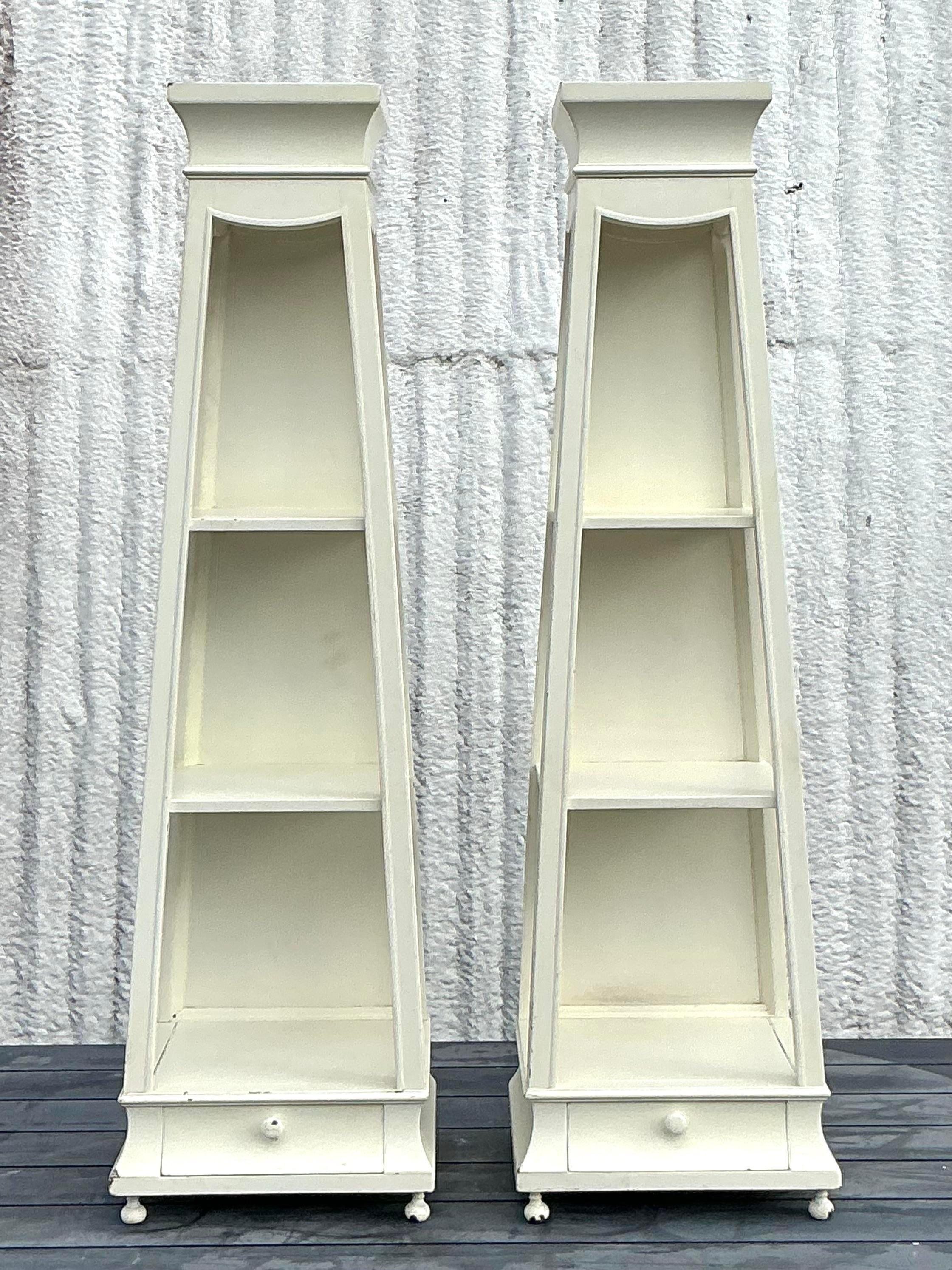 Americano Etagere da tavolo Regency d'epoca - una coppia in vendita