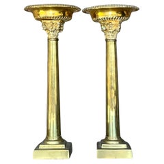 Paire de chandeliers à colonne en laiton de style Régence étiquetés Maitland Smith - une paire