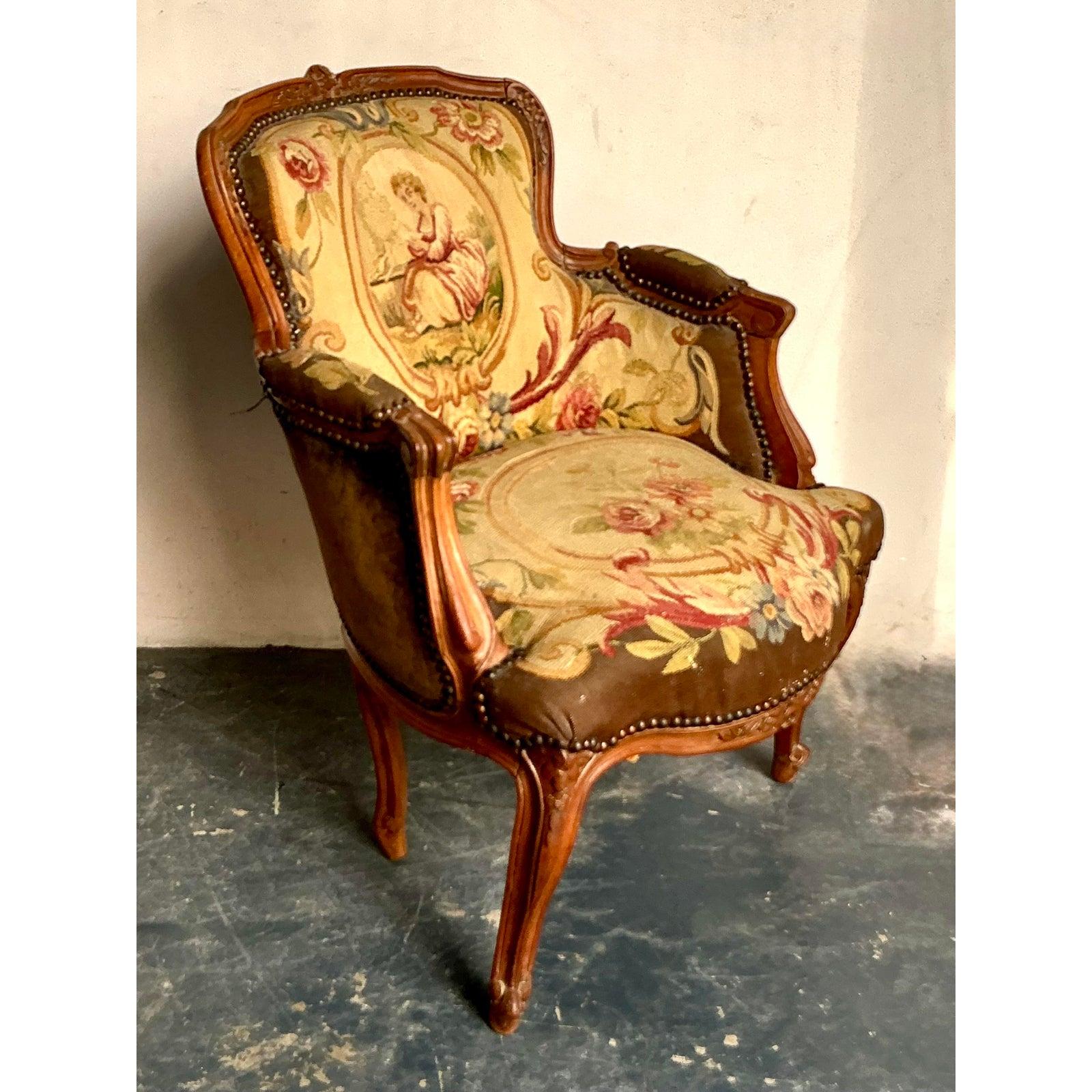 Ce fauteuil distingué capture magnifiquement la grâce et l'ornementation romantique du style provincial français. Dotée d'un cadre en bois élégamment sculpté, probablement en noyer ou en bois fruitier, la chaise présente des caractéristiques