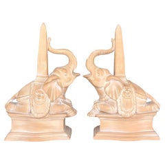 Obélisques d'éléphants en terre cuite de style Régence - une paire