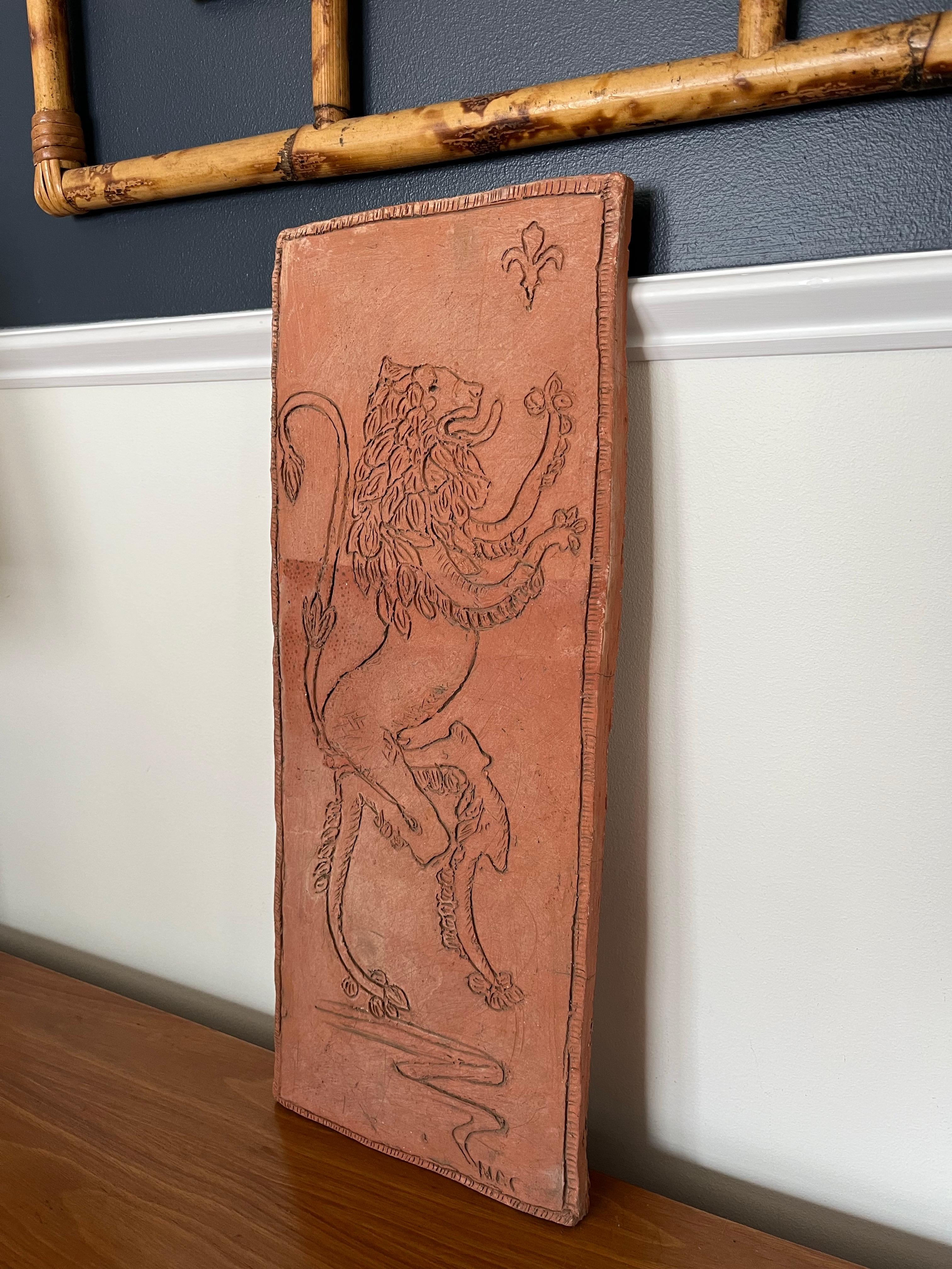 Grande targa in terracotta con Leone inciso. Leone in tutto il suo splendore inciso su un cartello di terracotta. Ben dettagliato e con molto carattere. Elegante e stravagante. L'artista ha firmato.