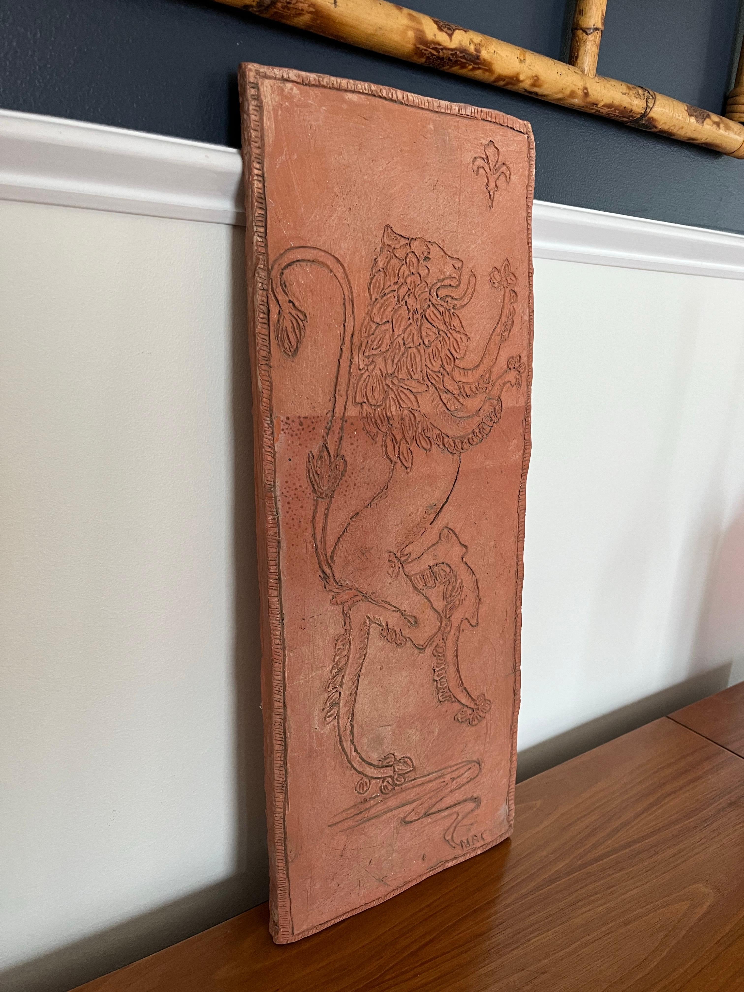 Sconosciuto Placca in terracotta vintage Regency con leone in vendita