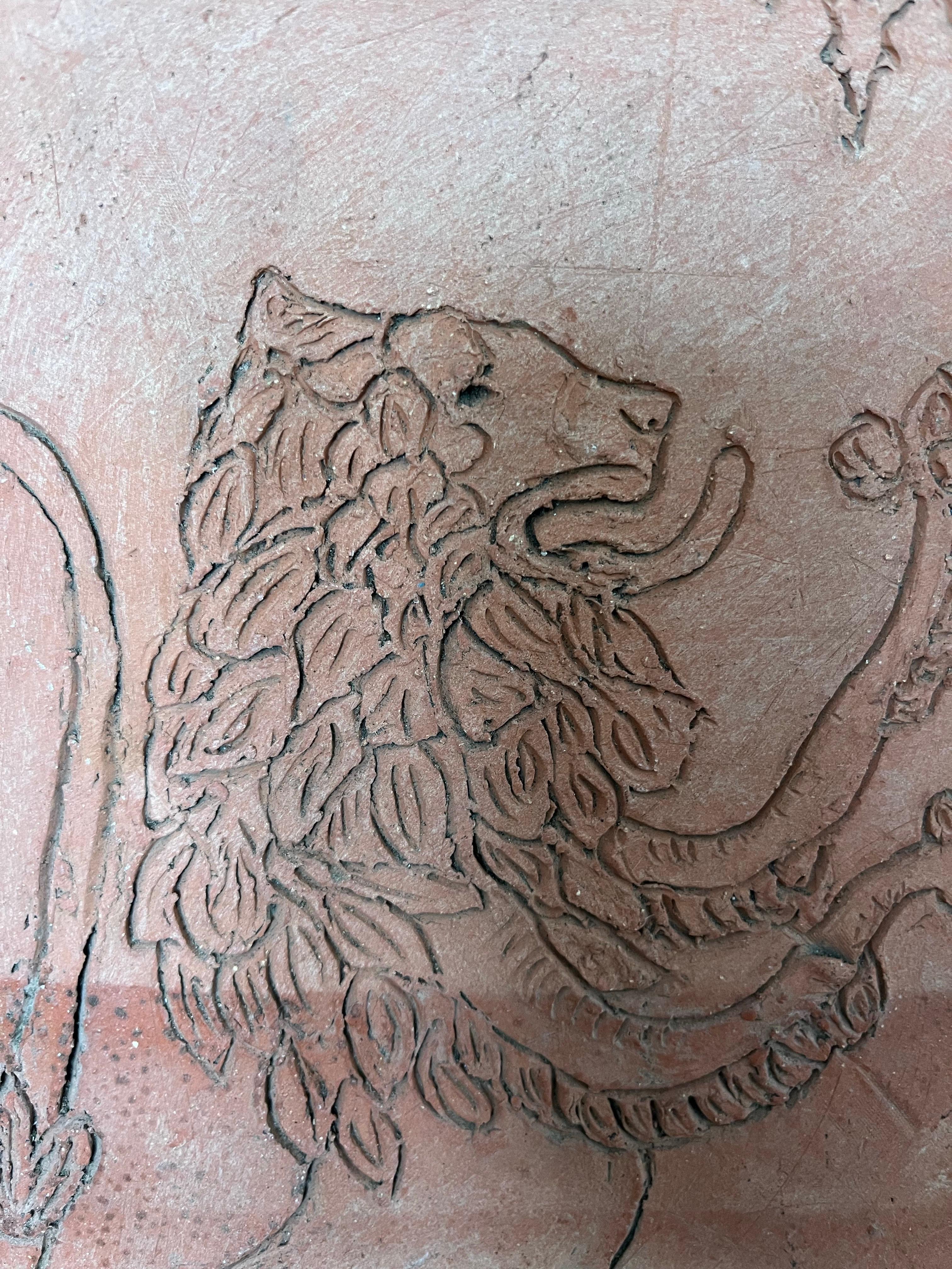 Realizzato con acquaforte Placca in terracotta vintage Regency con leone in vendita