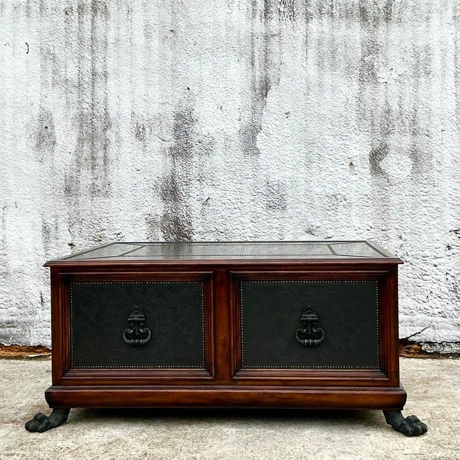 Introduci l'eleganza e l'artigianato senza tempo nel tuo salotto con questo splendido tavolino vintage di Theodore Alexander. Caratterizzato da una ricca struttura in legno ornata da pannelli martellati con motivi a vite, questo tavolo emana un