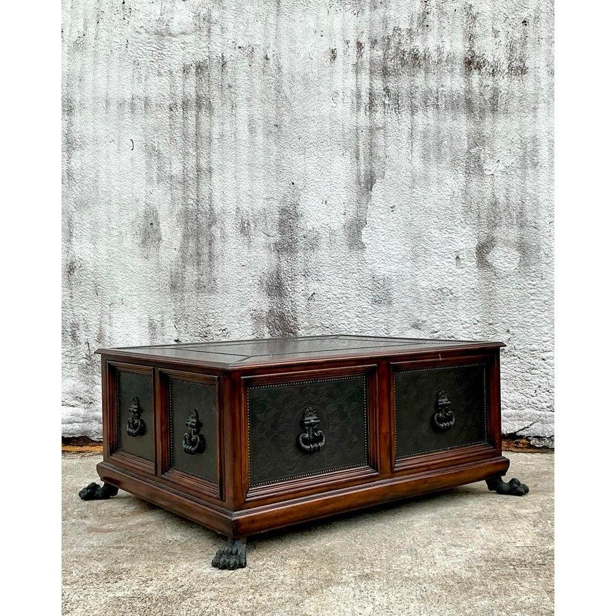 Filippino Tavolino vintage Regency Theodore Alexander con viti martellate - 2950 in vendita