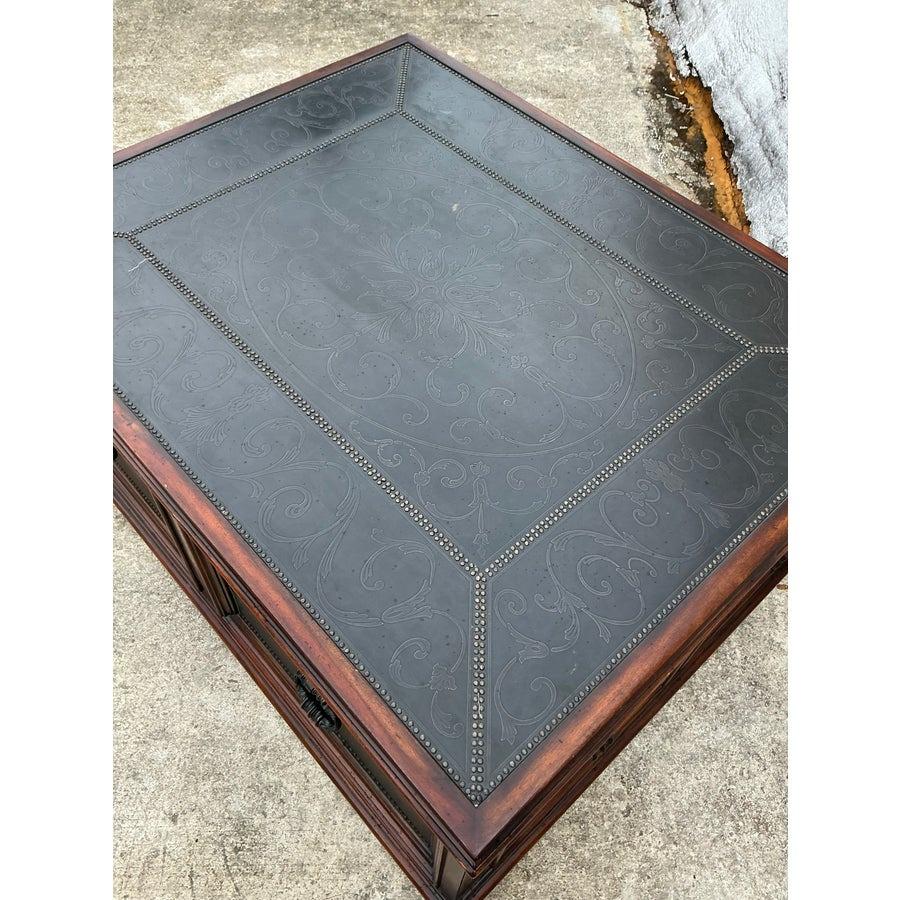 Tavolino vintage Regency Theodore Alexander con viti martellate - 2950 In condizioni buone in vendita a west palm beach, FL