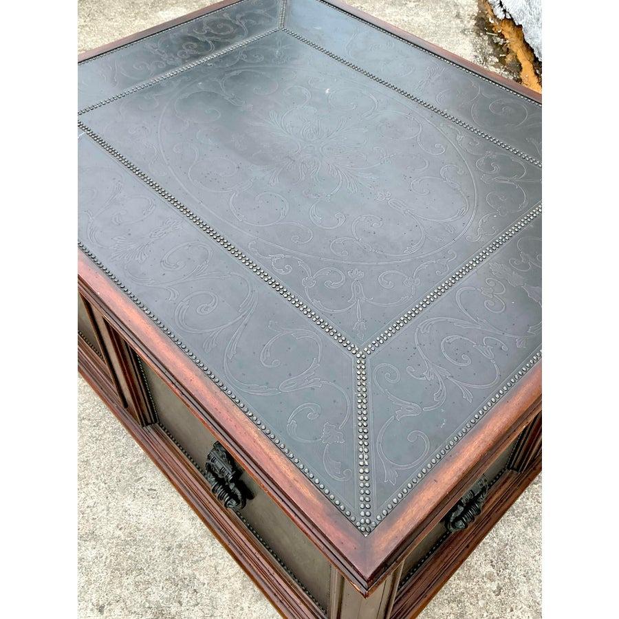 XXI secolo e contemporaneo Tavolino vintage Regency Theodore Alexander con viti martellate - 2950 in vendita