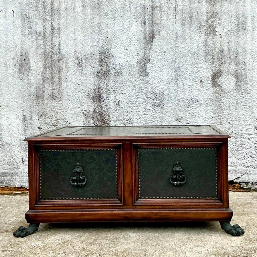 Tavolino vintage Regency Theodore Alexander con viti martellate - 2950 in vendita 1