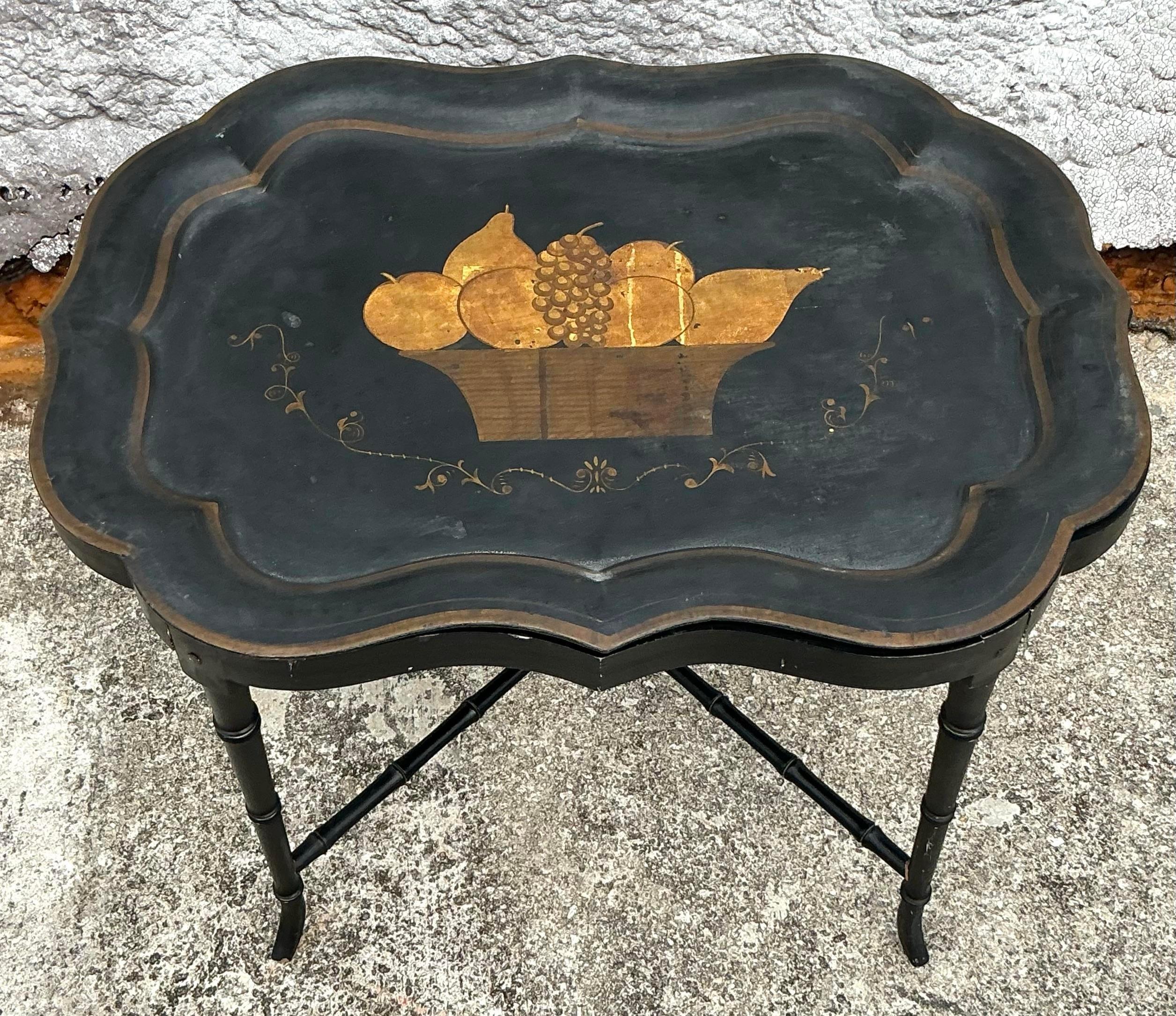 Introduisez une touche d'élégance avec ce plateau à fruits Vintage By Tole. Dotée d'un magnifique motif de fruits peint à la main sur le plateau amovible, cette table allie praticité et charme classique Regency. Les délicats accents floraux et les