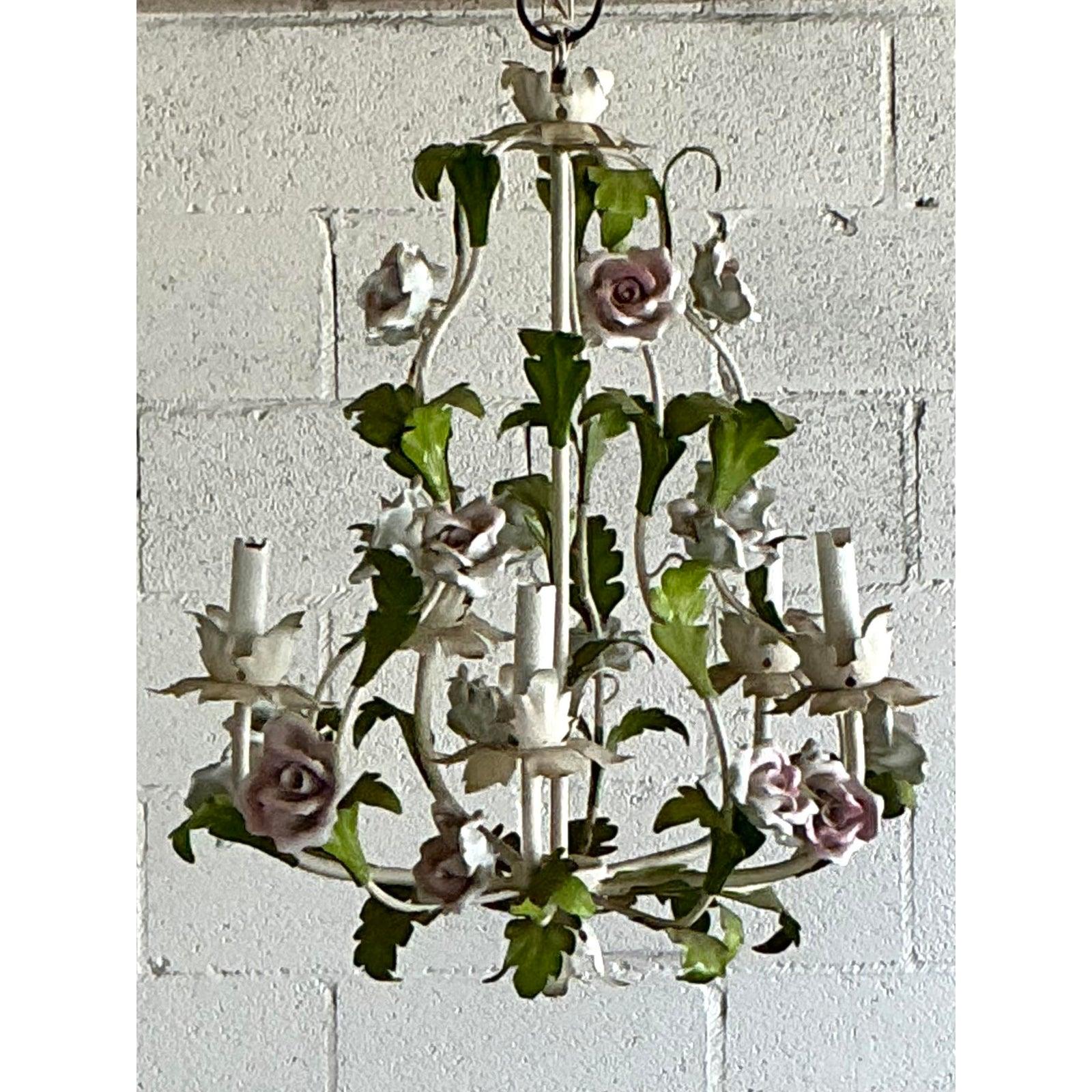 Italiano Lampadario vintage Regency Tole Roses in vendita