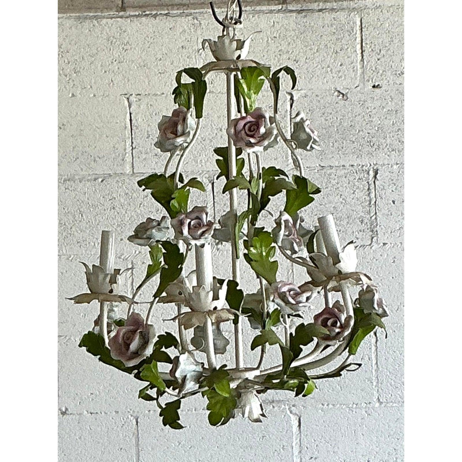 Lampadario vintage Regency Tole Roses In condizioni buone in vendita a West Palm Beach, FL