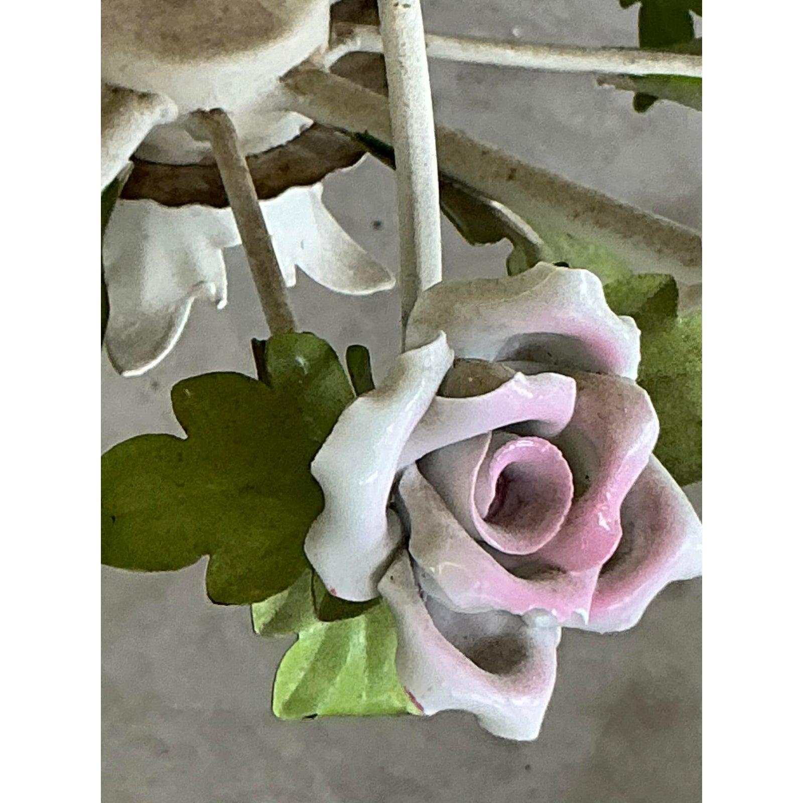 Lampadario vintage Regency Tole Roses in vendita 1