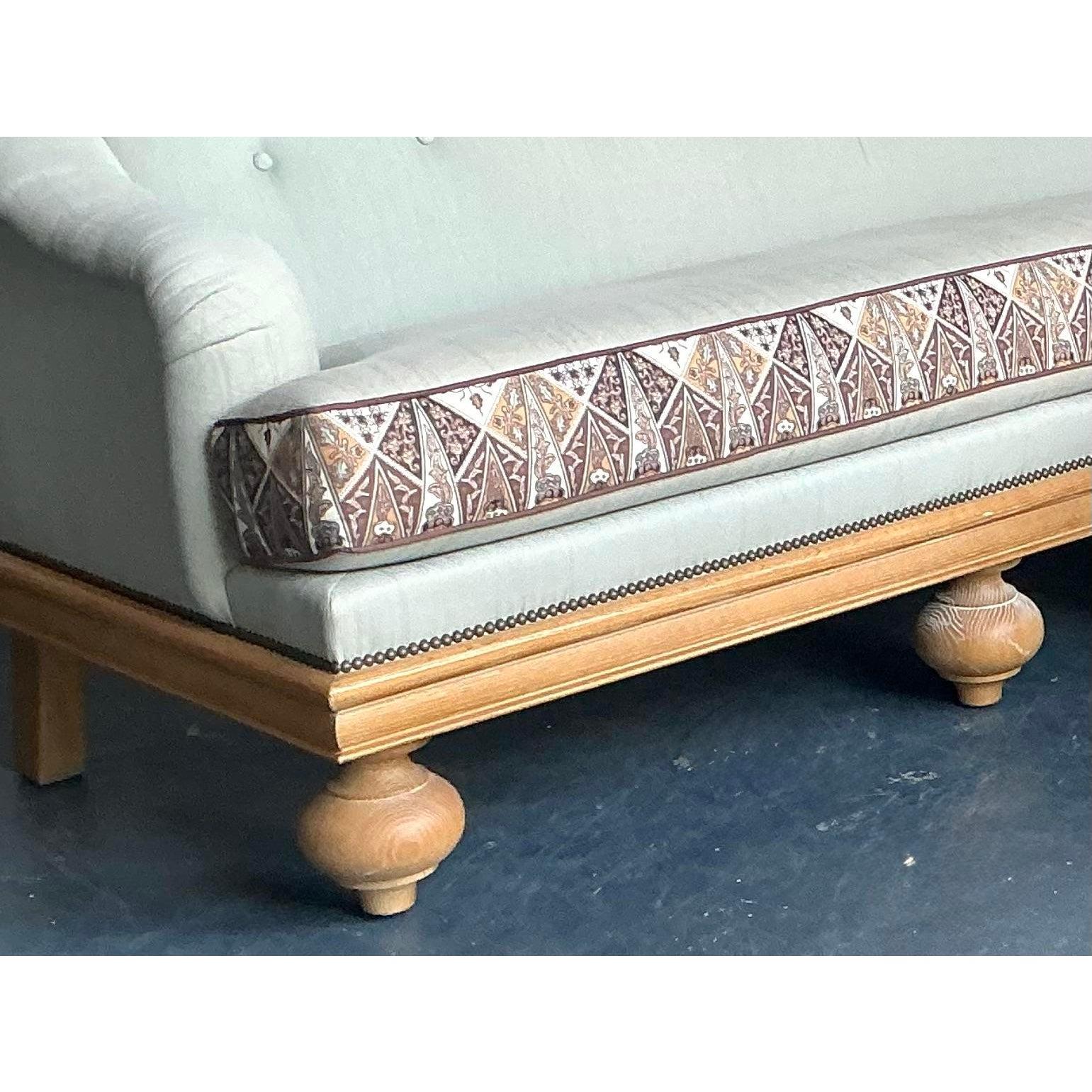 Genießen Sie den raffinierten Komfort dieses gesteppten Vintage Regency Tomlinson Sektionssofas, das mühelos klassisches Design mit luxuriösen Materialien verbindet. Diese von der renommierten Tomlinson/Erwin-Lambeth, Inc. in Thomasville, NC,
