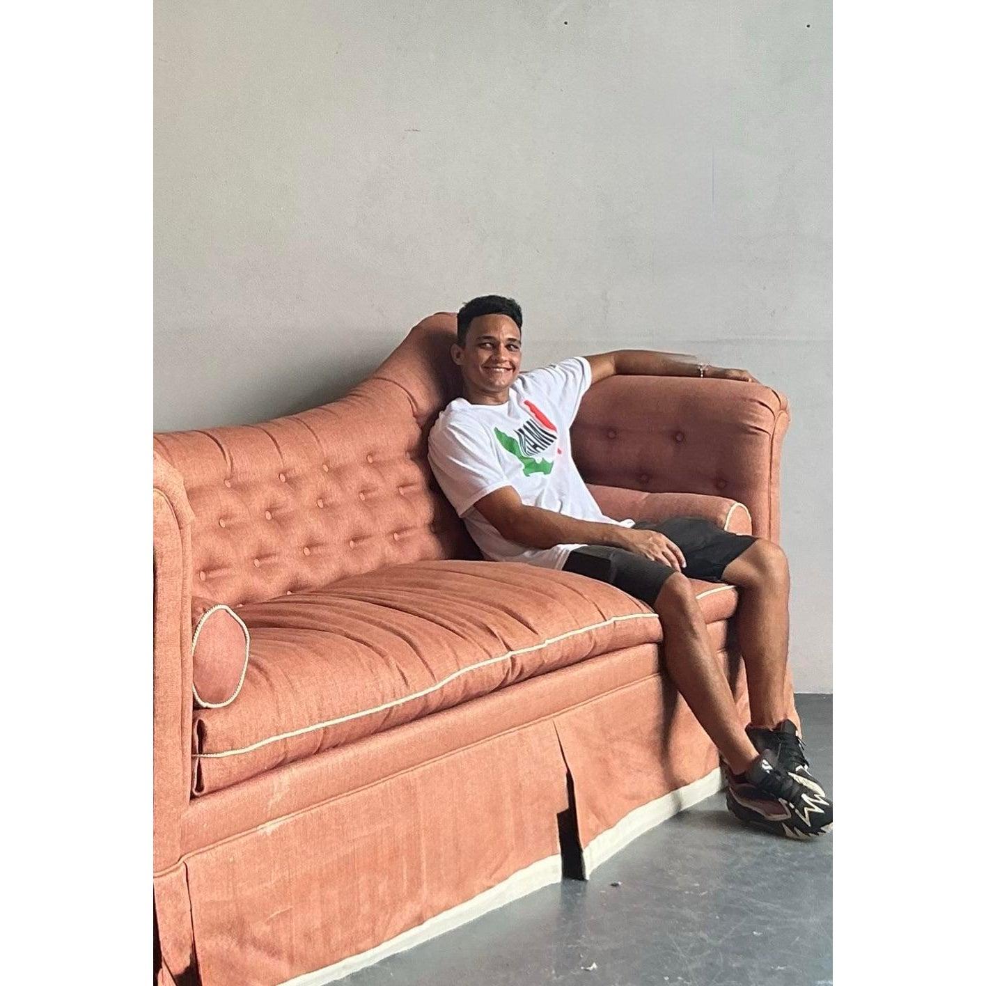 Lassen Sie sich von der opulenten Eleganz dieses Hollywood-Regency-Sofas von Tomlinson verzaubern, das ein wahres Zeugnis für luxuriöses Design und hervorragende Handwerkskunst ist. Dieses prächtige Stück zeichnet sich durch eine anmutig gerollte