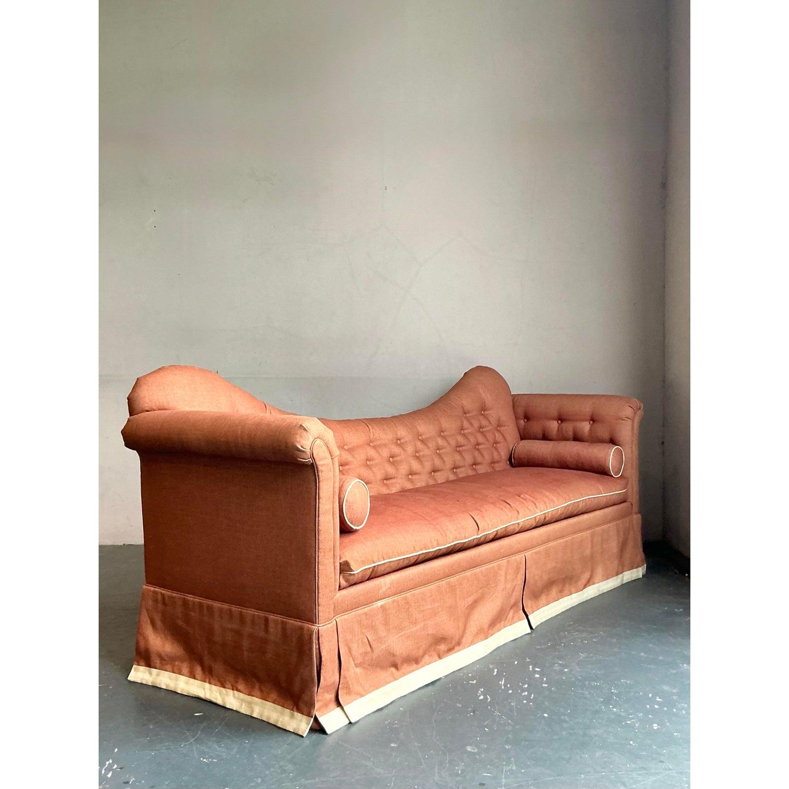 Vintage Regency Tomlinson Roll Back Tufted Sofa (Stoff) im Angebot