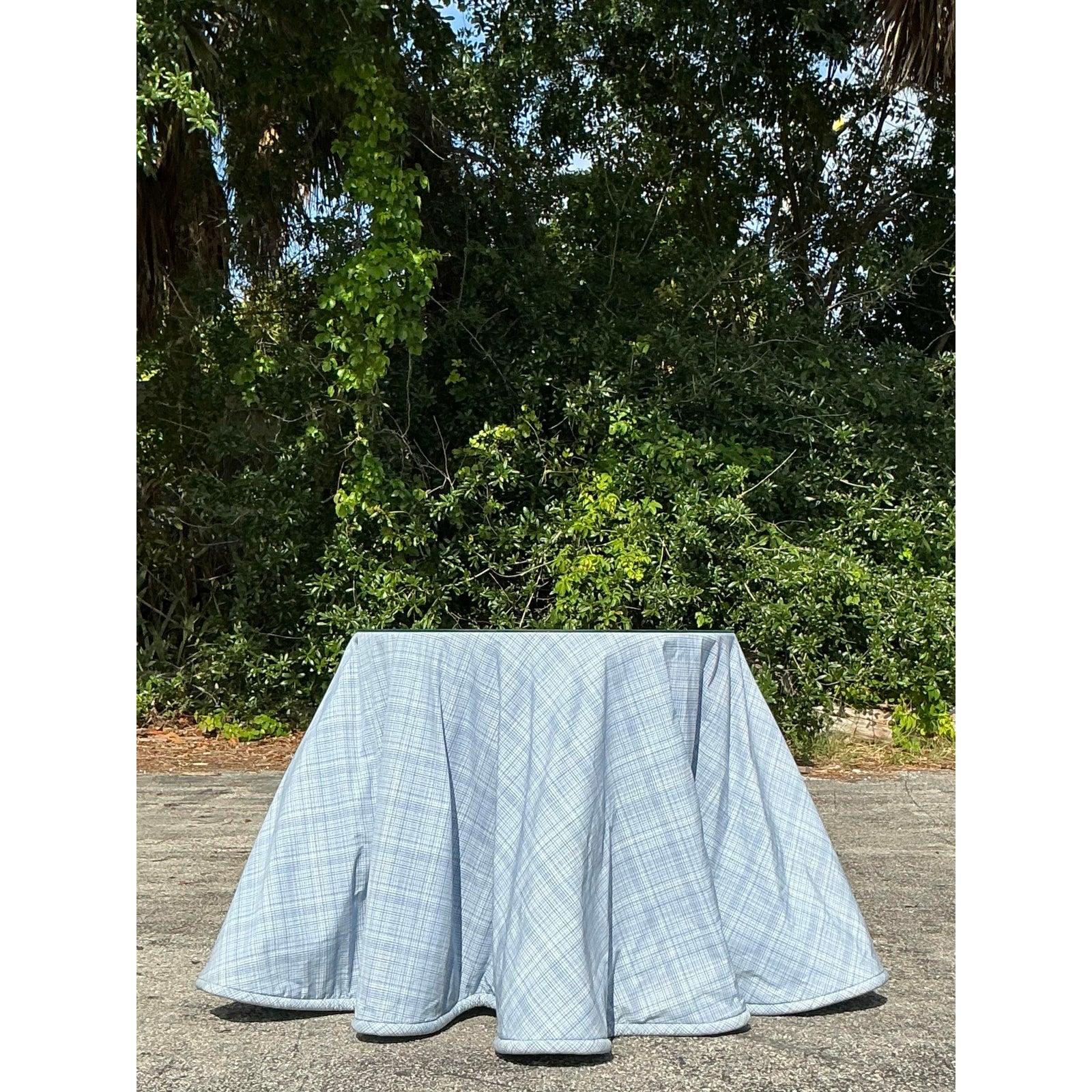 Vintage Regency Tonal Plaid Skirted Tisch im Angebot 1