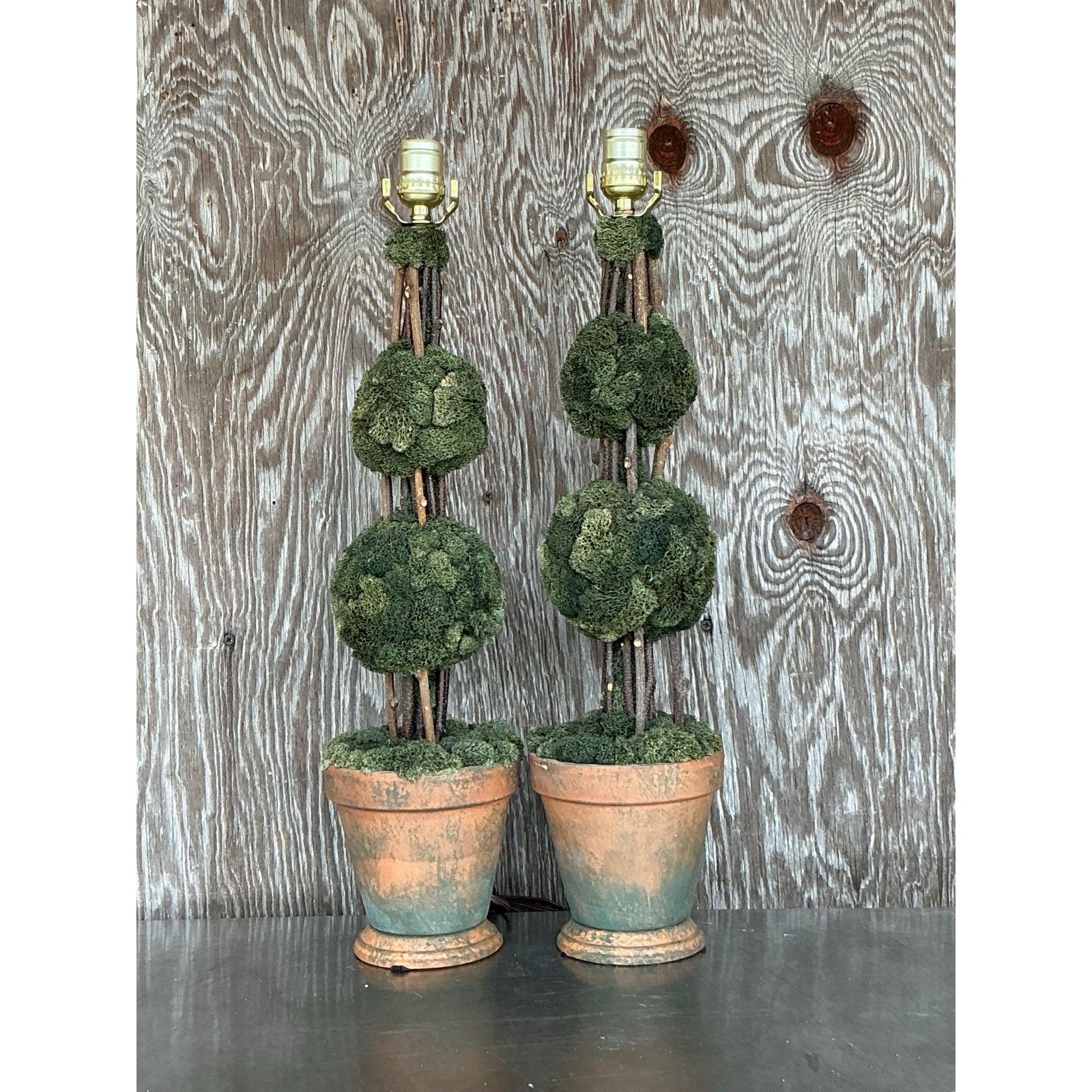 Lo caprichoso se une a lo refinado en este encantador par de lámparas Topiary Vintage Regency, diseñadas para asemejarse a una exuberante vegetación en maceta. Cada lámpara presenta un trío de esferas cubiertas de musgo preservado, sostenidas por