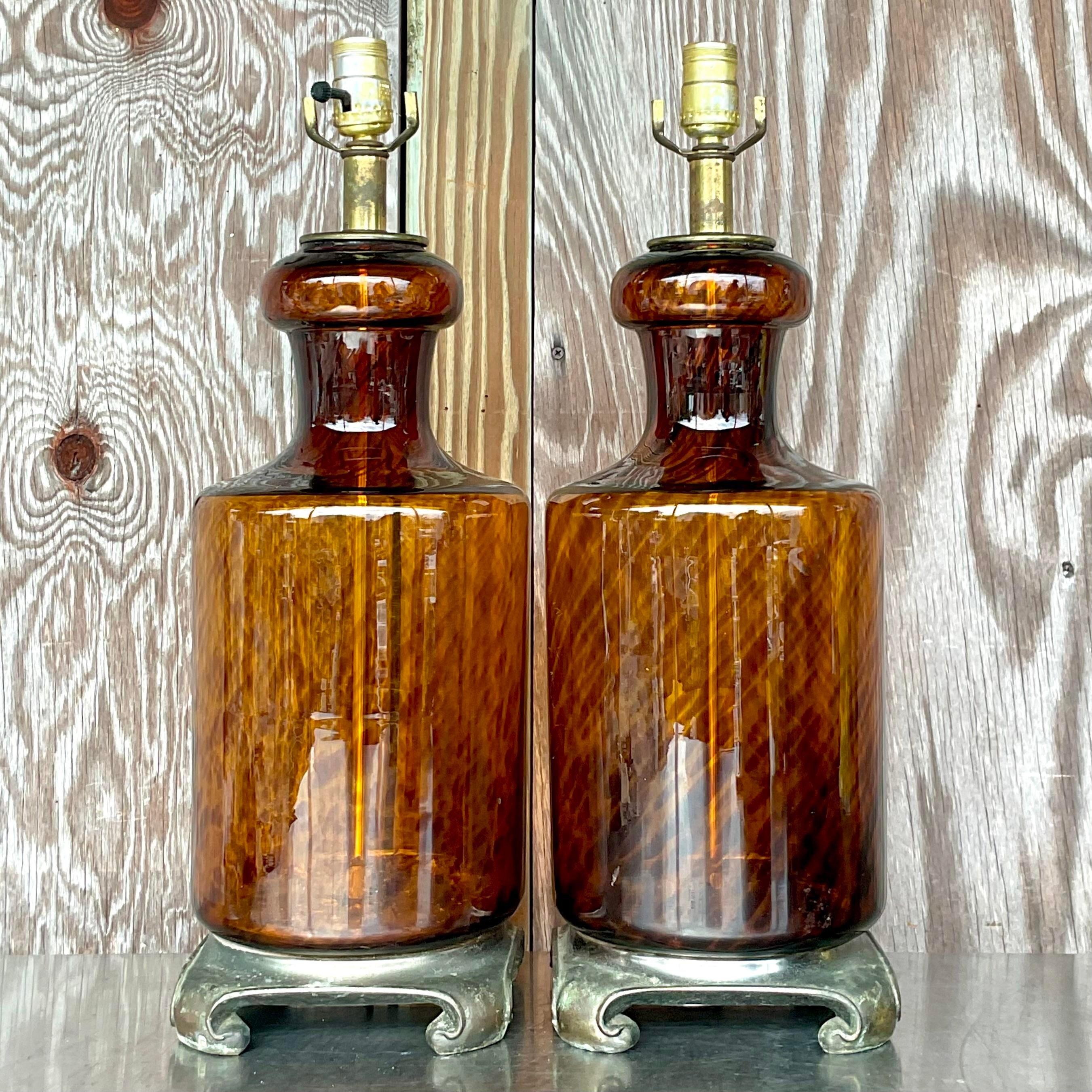 XX secolo Lampade vintage in vetro tartaruga su piedistalli in ottone Ming Ming - una coppia in vendita