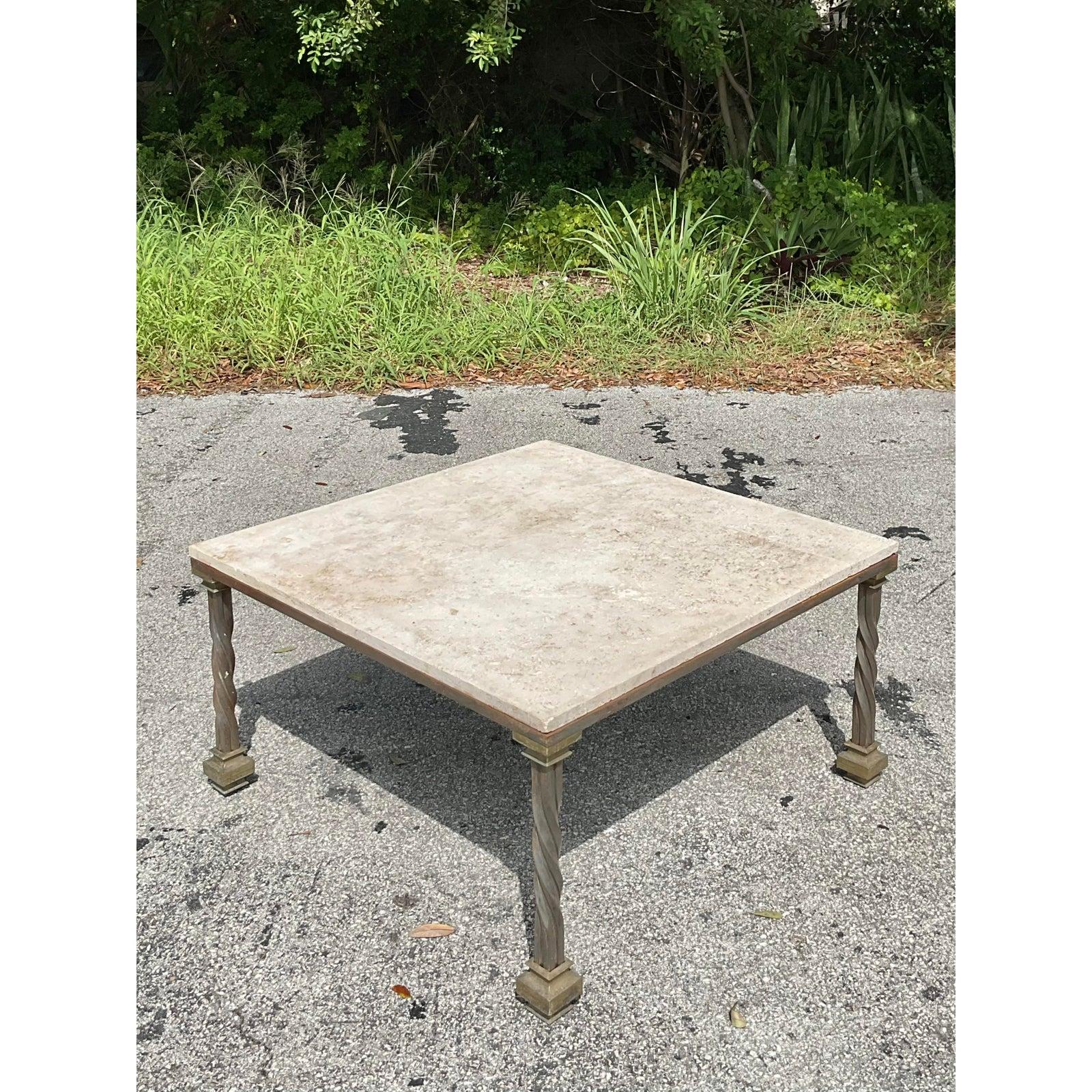 Cette table basse vintage Hollywood Regency, d'une élégance intemporelle, associe avec brio des matériaux naturels luxueux à une forme sculpturale exquise. Le plateau carré en travertin présente de belles veines terreuses, offrant une toile