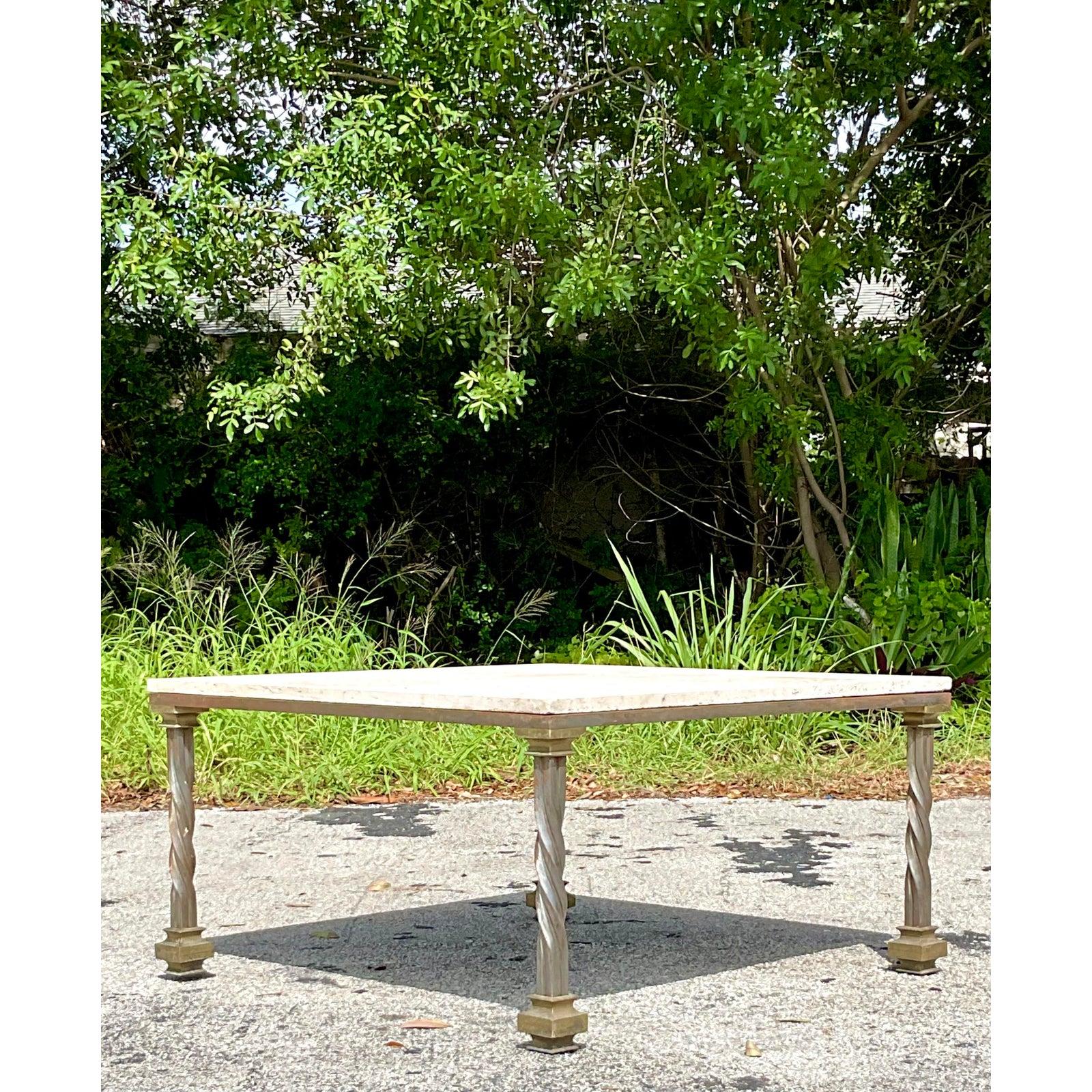 Néoclassique Table basse Vintage Regency en travertin et capuchon en laiton en vente