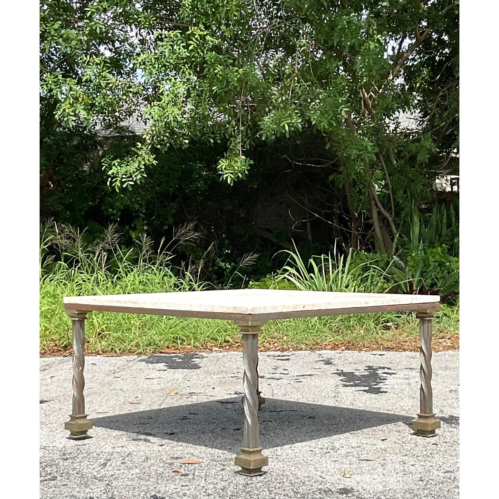 Américain Table basse Vintage Regency en travertin et capuchon en laiton en vente