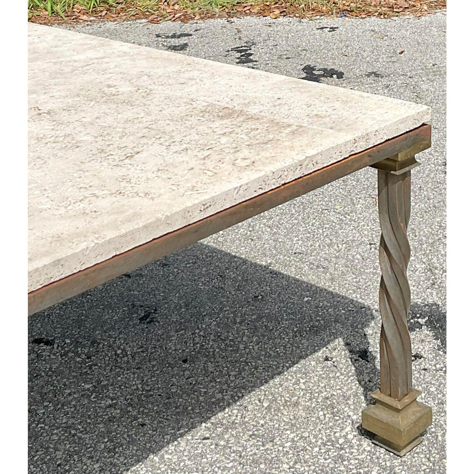 Table basse Vintage Regency en travertin et capuchon en laiton Bon état - En vente à West Palm Beach, FL