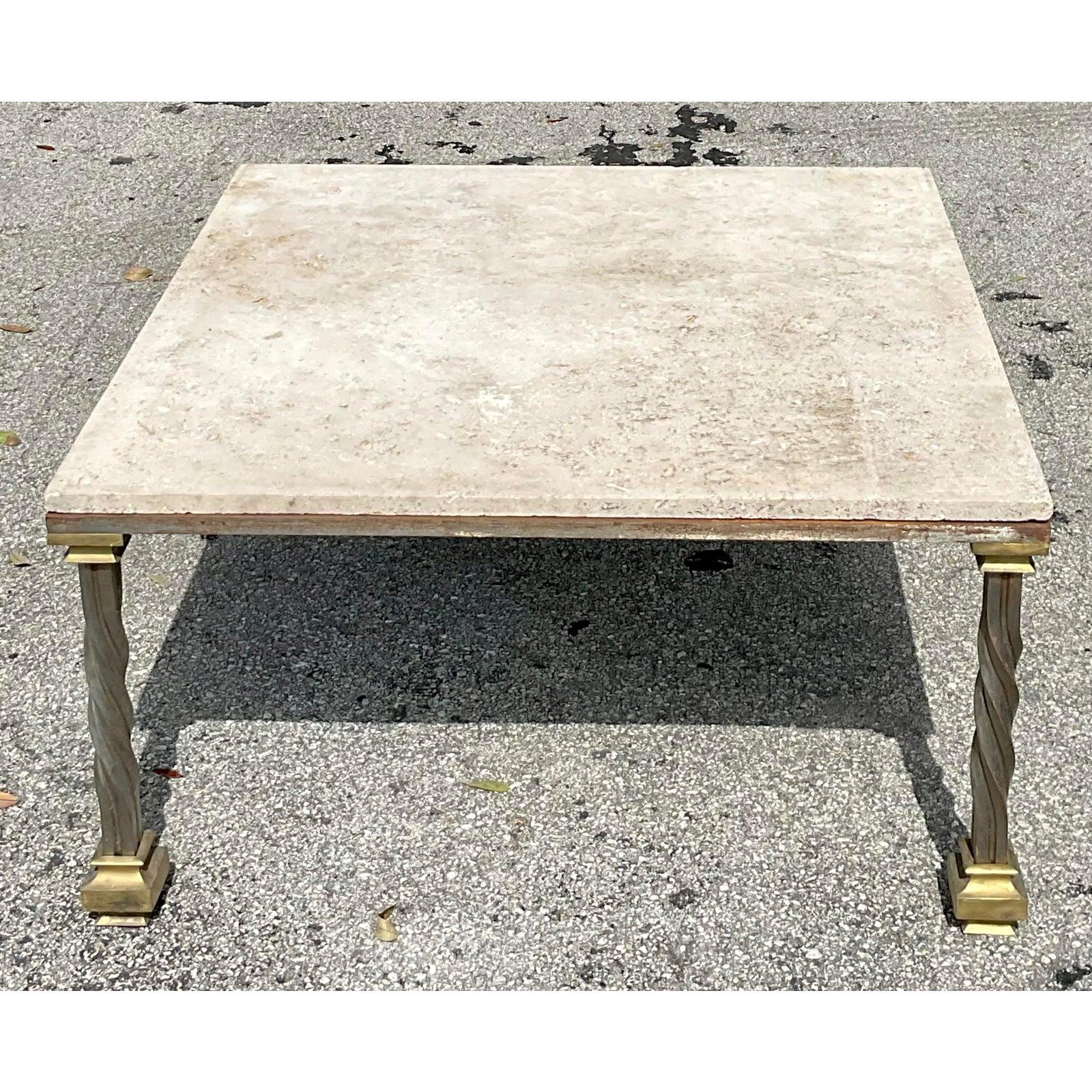 20ième siècle Table basse Vintage Regency en travertin et capuchon en laiton en vente