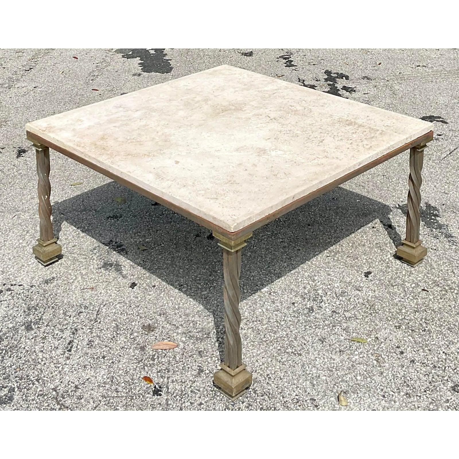 Métal Table basse Vintage Regency en travertin et capuchon en laiton en vente