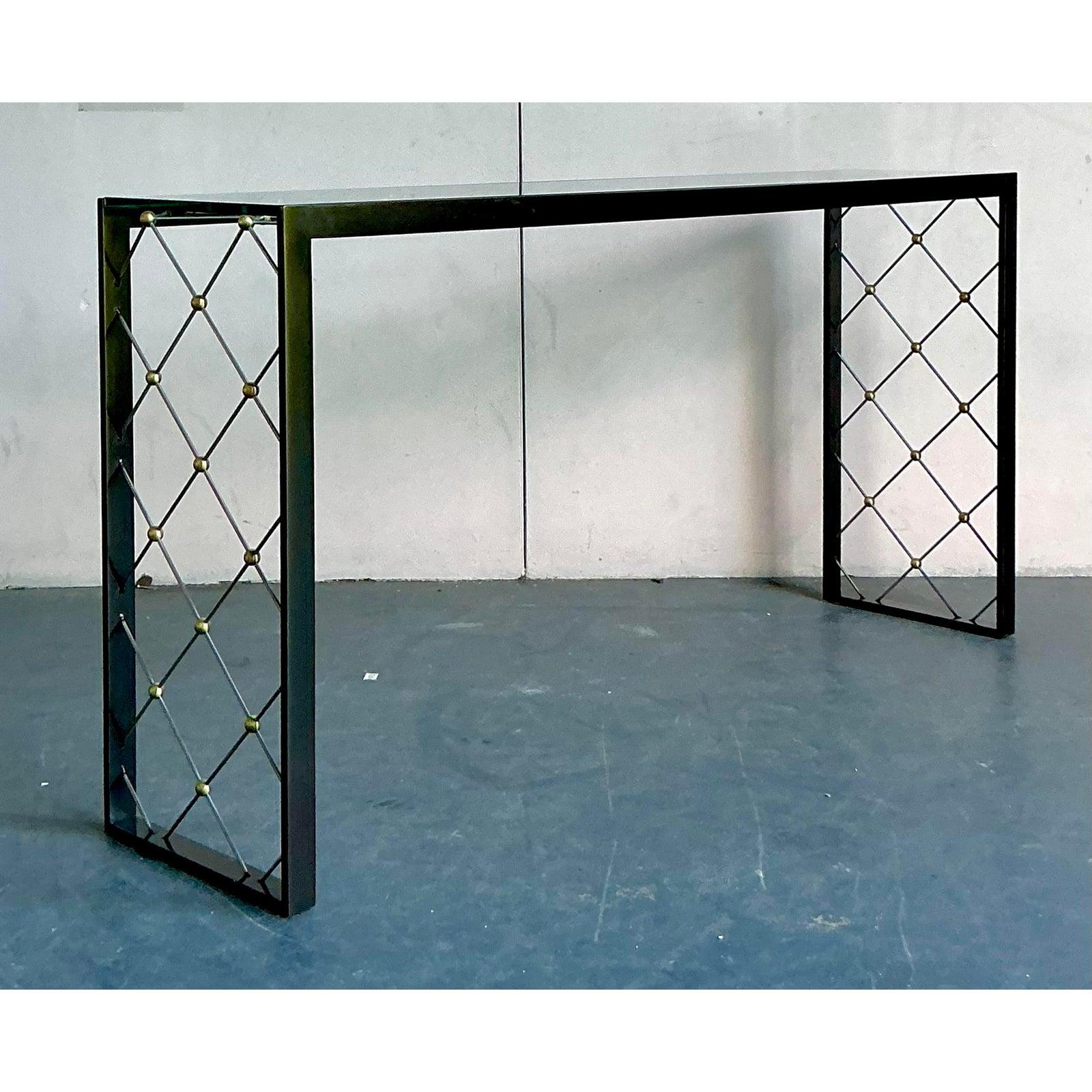 Wir präsentieren einen atemberaubenden Vintage Regency Trellis Konsolentisch, ein exquisites Stück, das mühelos raffiniertes Design mit zeitloser Eleganz verbindet. Dieser Konsolentisch zeichnet sich durch ein auffälliges schwarzes Eisengestell aus,